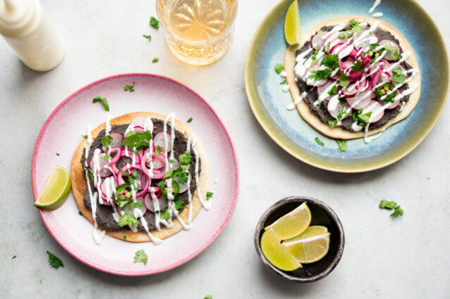 Tostadas met zwarte bonen (refried beans)