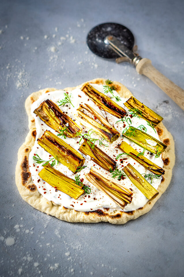 Flatbread met gegrilde prei, dille en chiliflakes Culy.nl