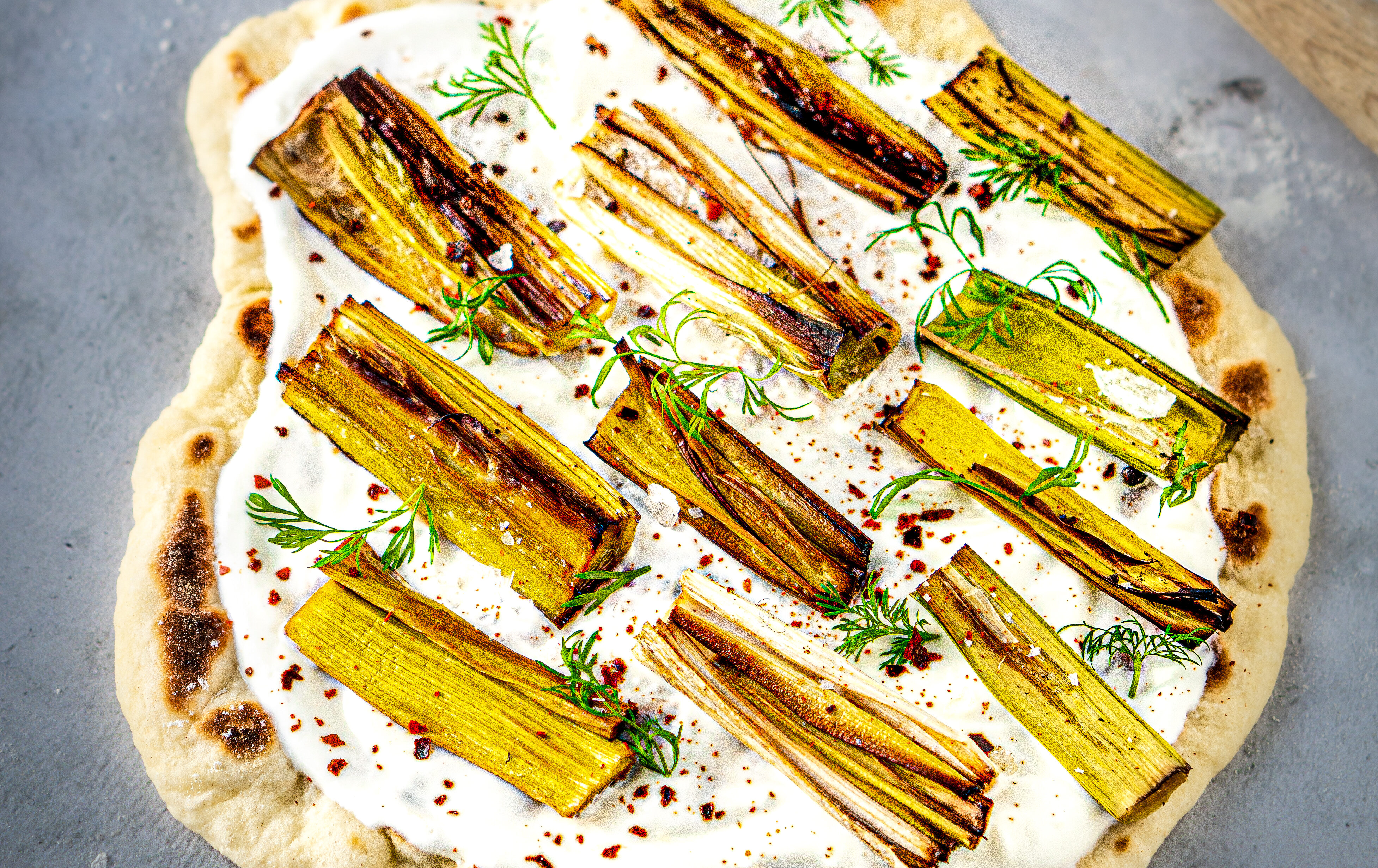 HEADER flatbread met gegrilde prei en dille
