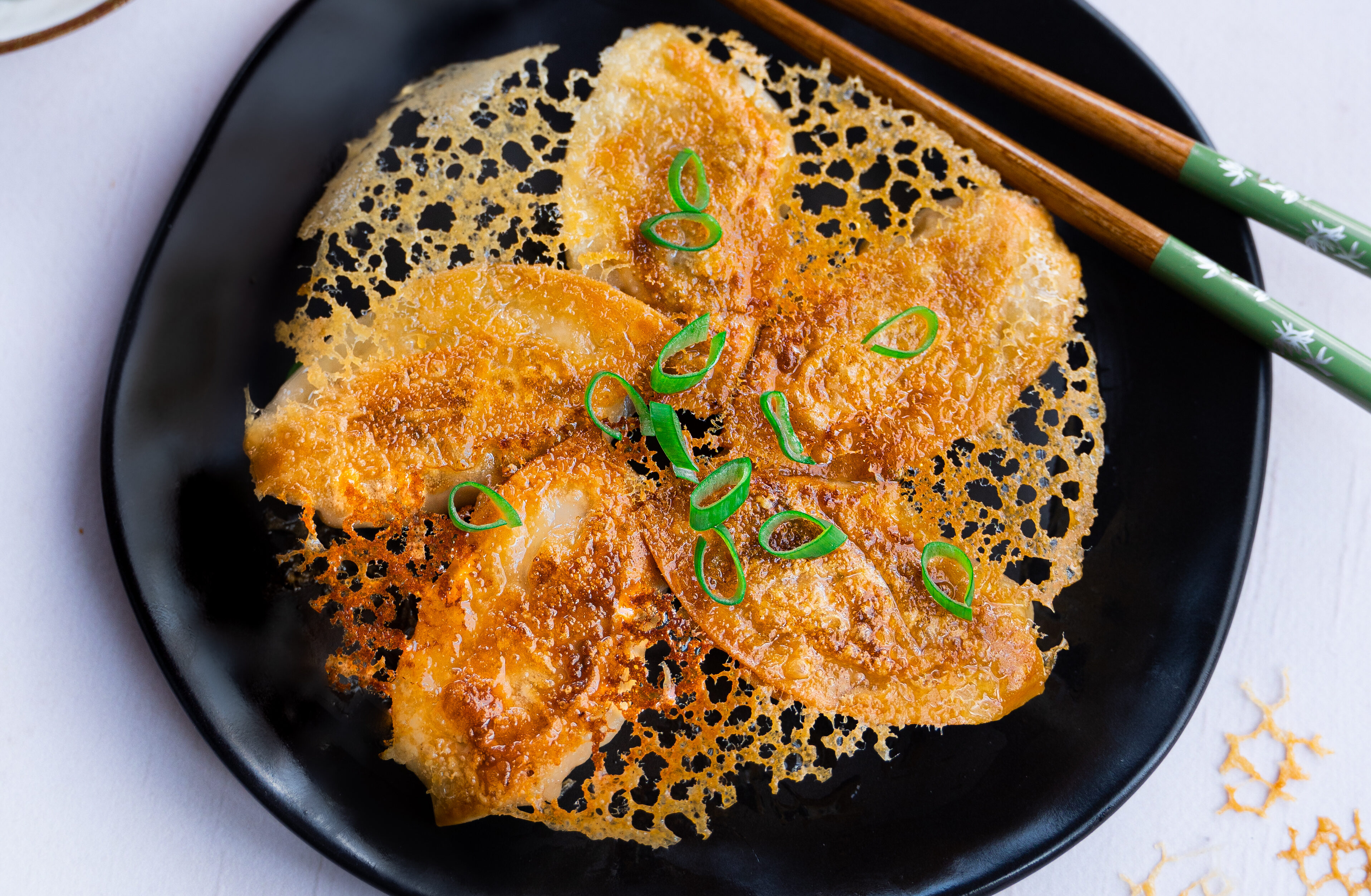 liggend beeld vegan gyoza met een kanten onderkant