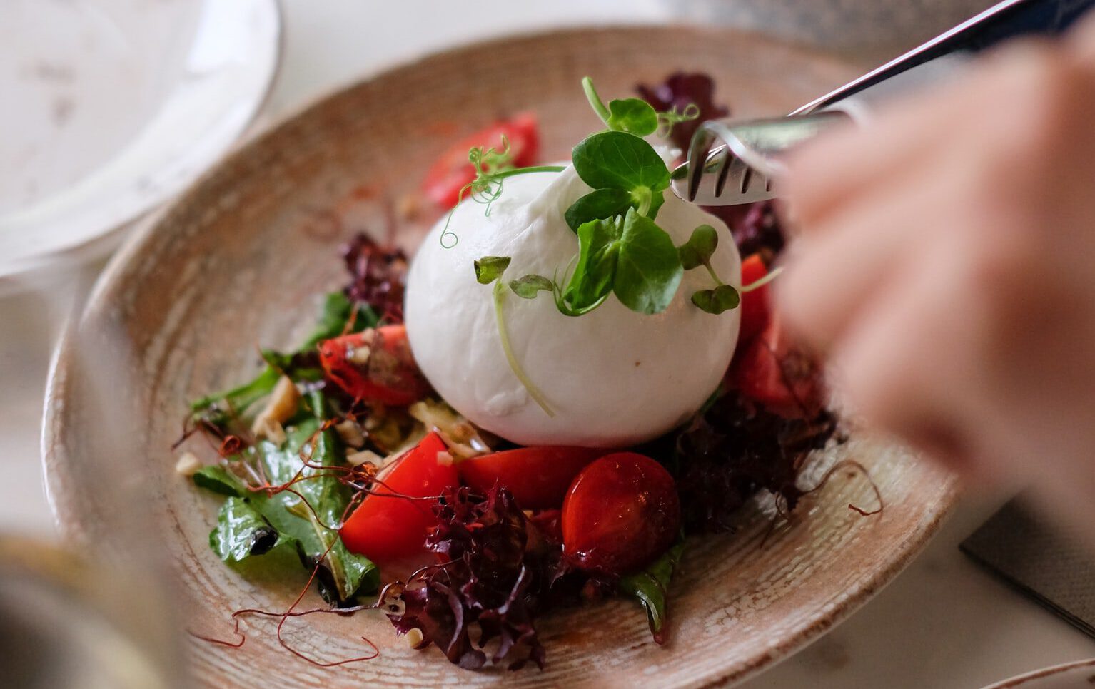 bord met burrata als voorbeeld van recepten met burrata