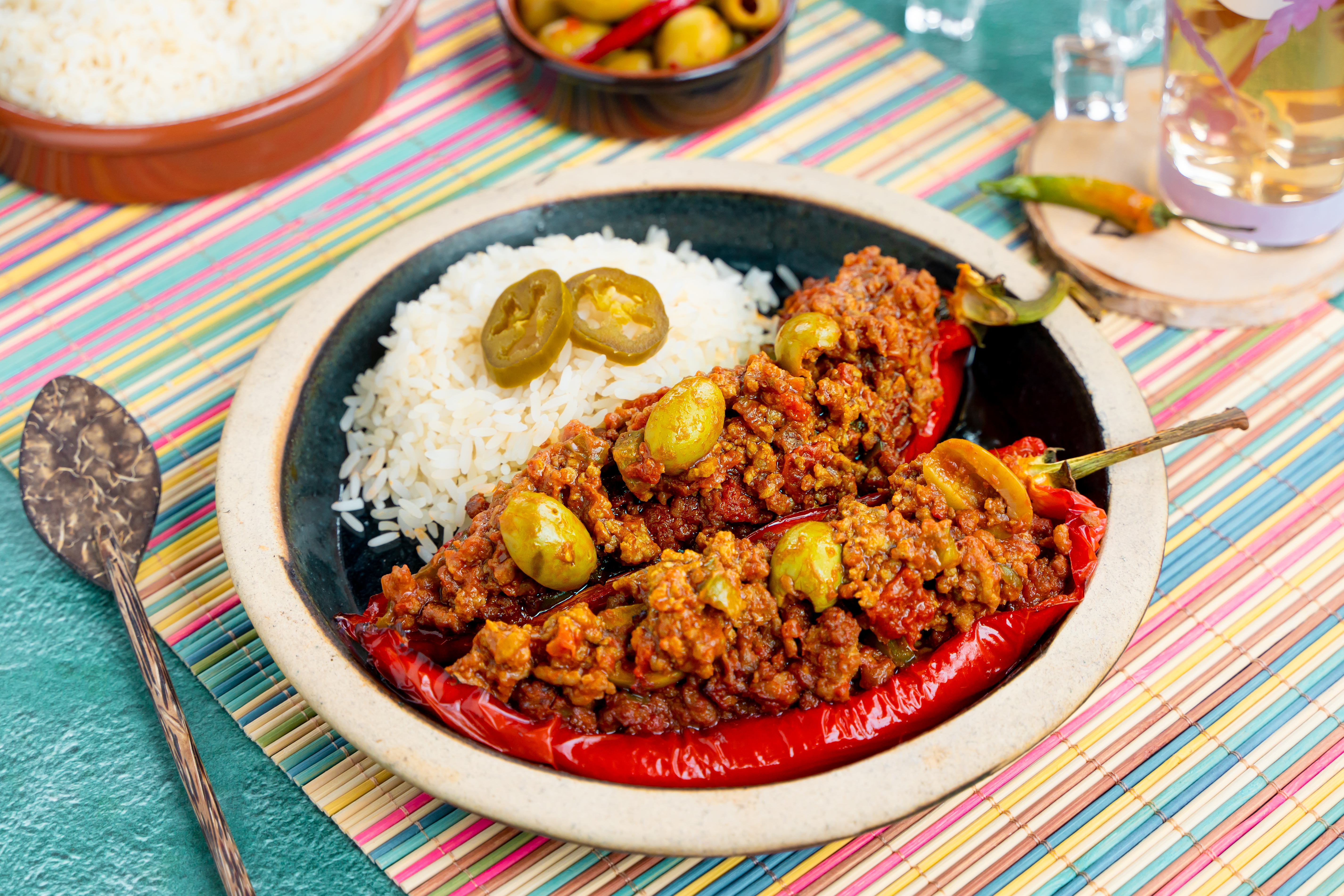 Gevulde puntpaprika's met Cubaanse picadillo