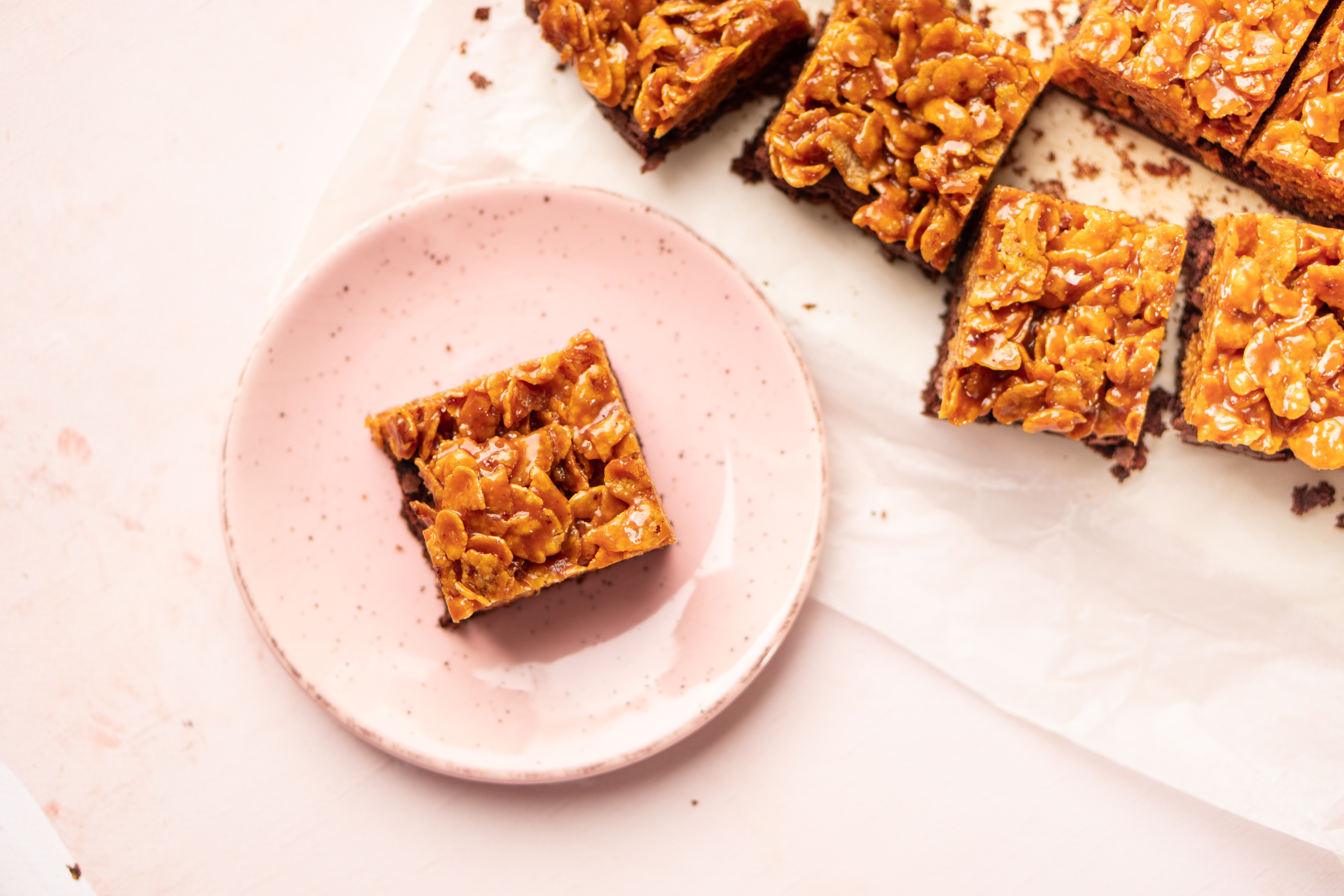 Brownies met karamel-cornflakes topping