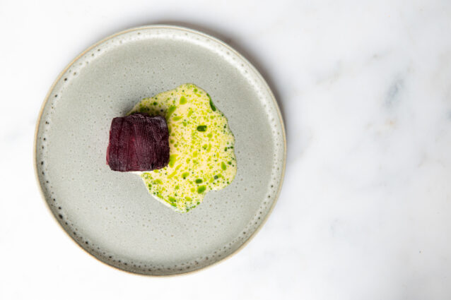 Millefeuille van rode biet, Tomasu beurre blanc als illustratie van hoe zelf kruidenolie maken