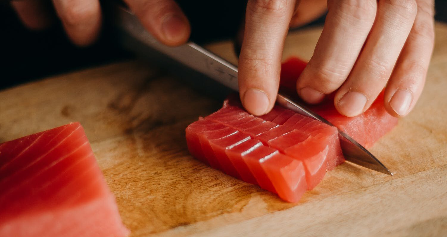 persoon die keukenmessen aan het schoonmaken is