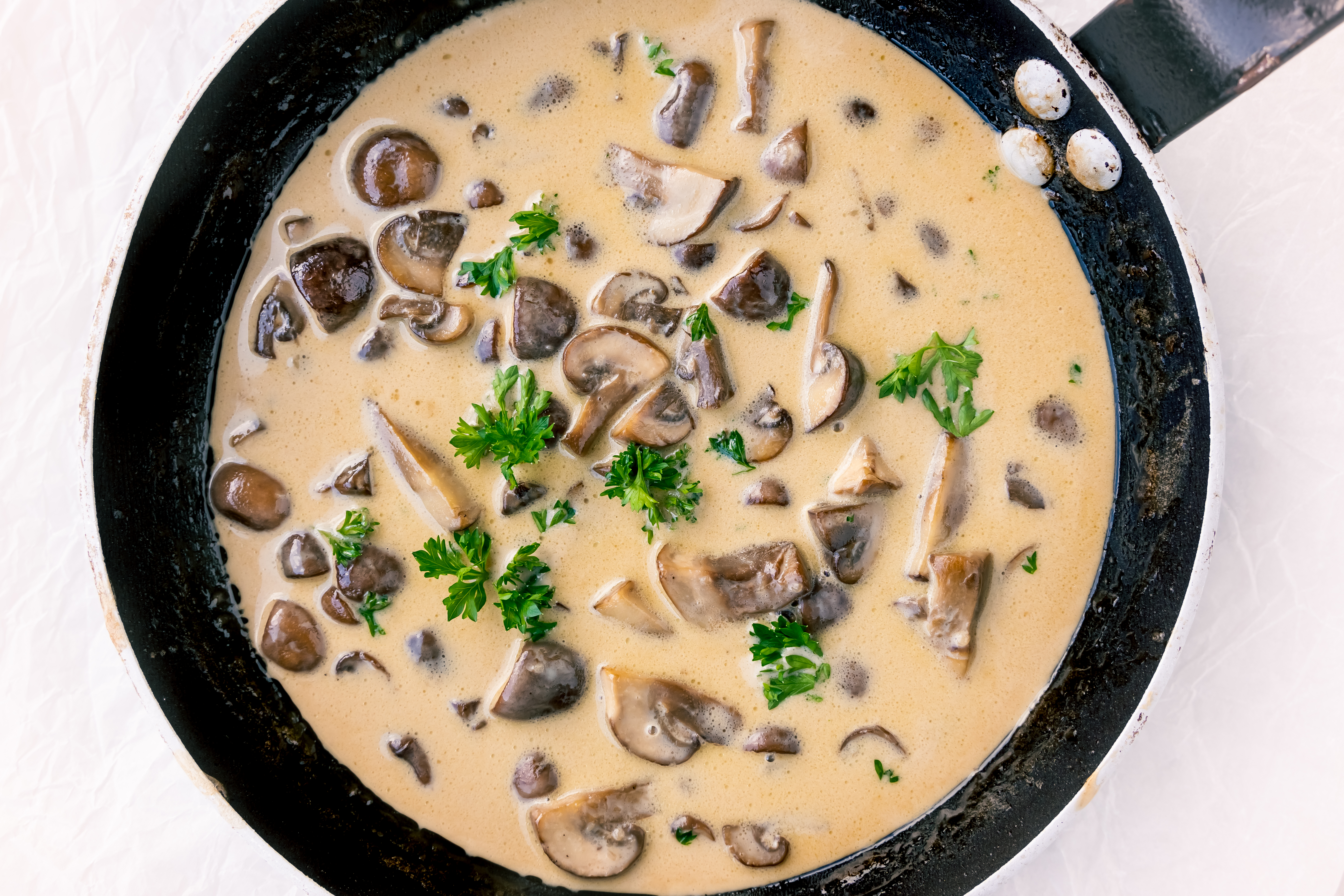 champignonroomsaus in een pan