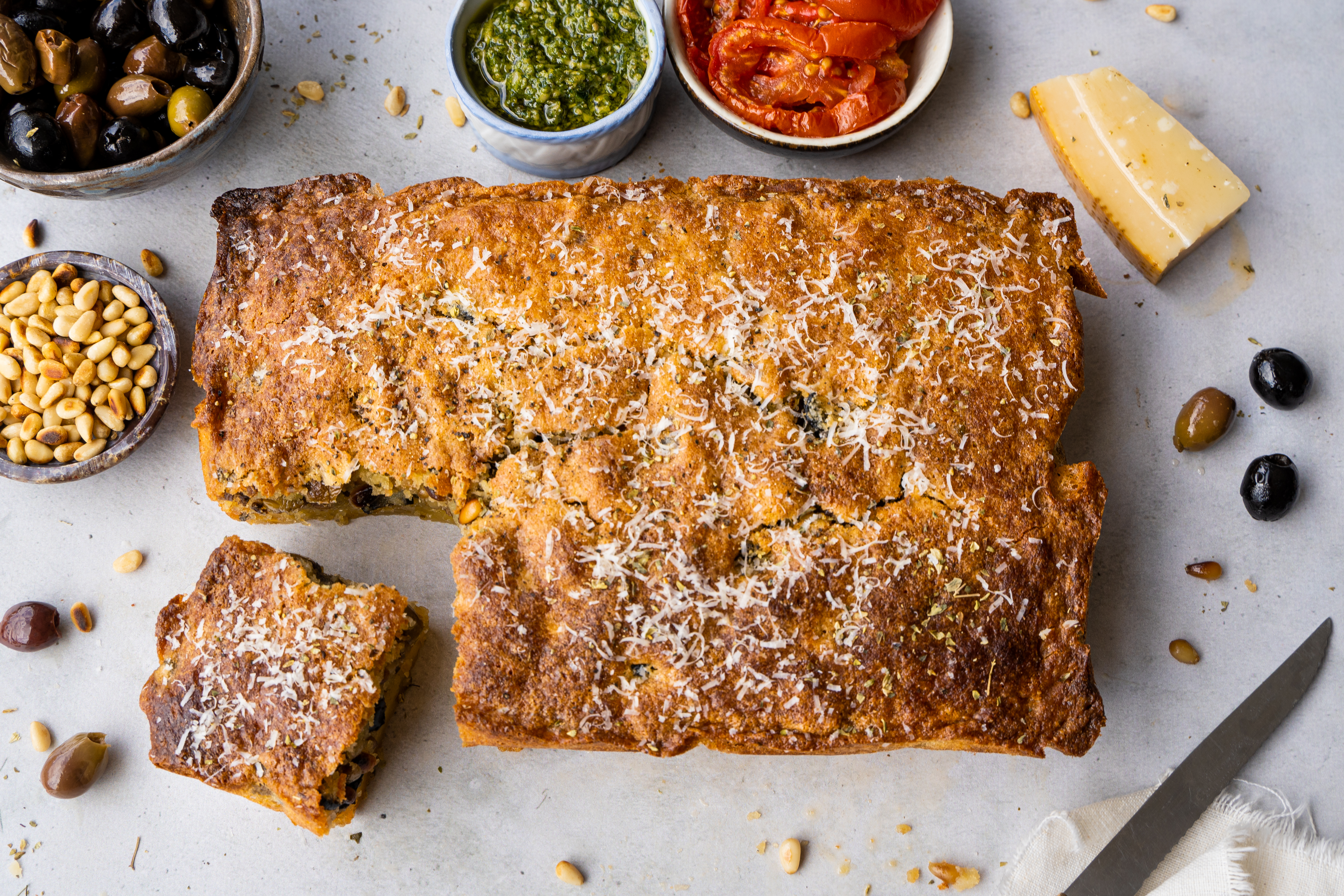 hartige cake met zwarte olijven en pijnboomputten