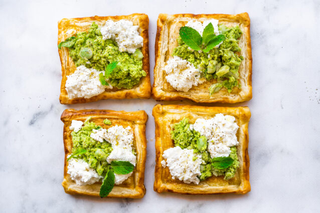 hartige bladerdeegtaartjes met ricotta, tuinbonen en munt