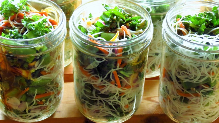 Deze instant noodle jars van Nadiya zijn de beste mealpreptip ooit