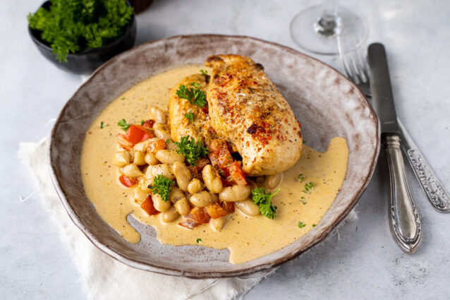 kip in mosterdsaus met paprika en witte bonen