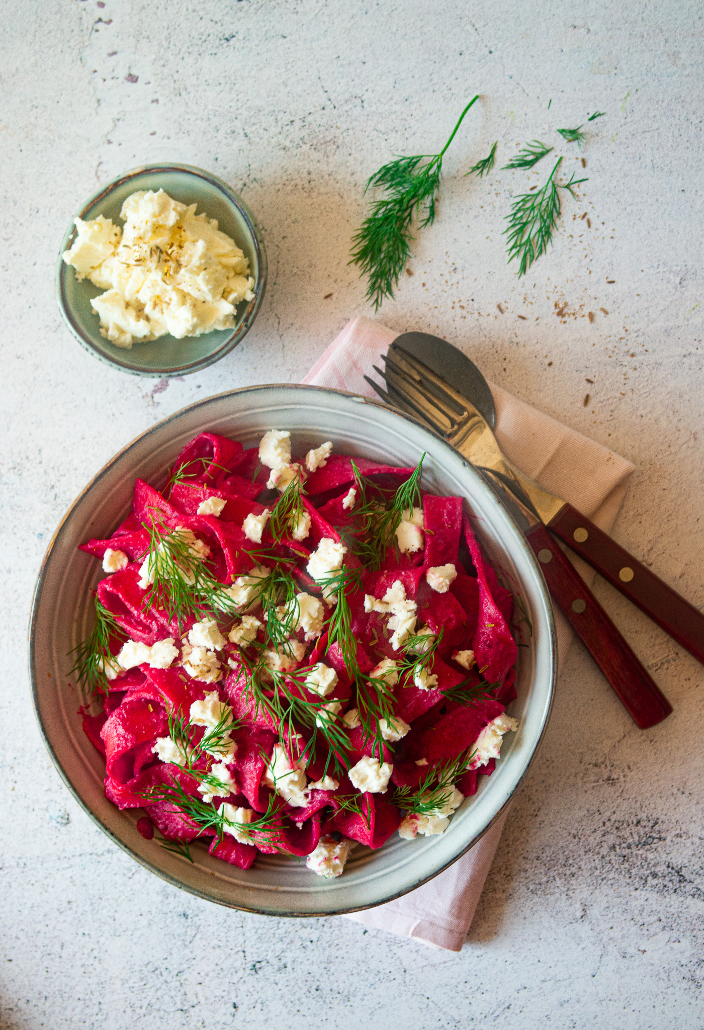 Pasta rode biet, feta en dille