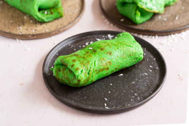 dadar gulung (pandanflensjes) met kokosvulling