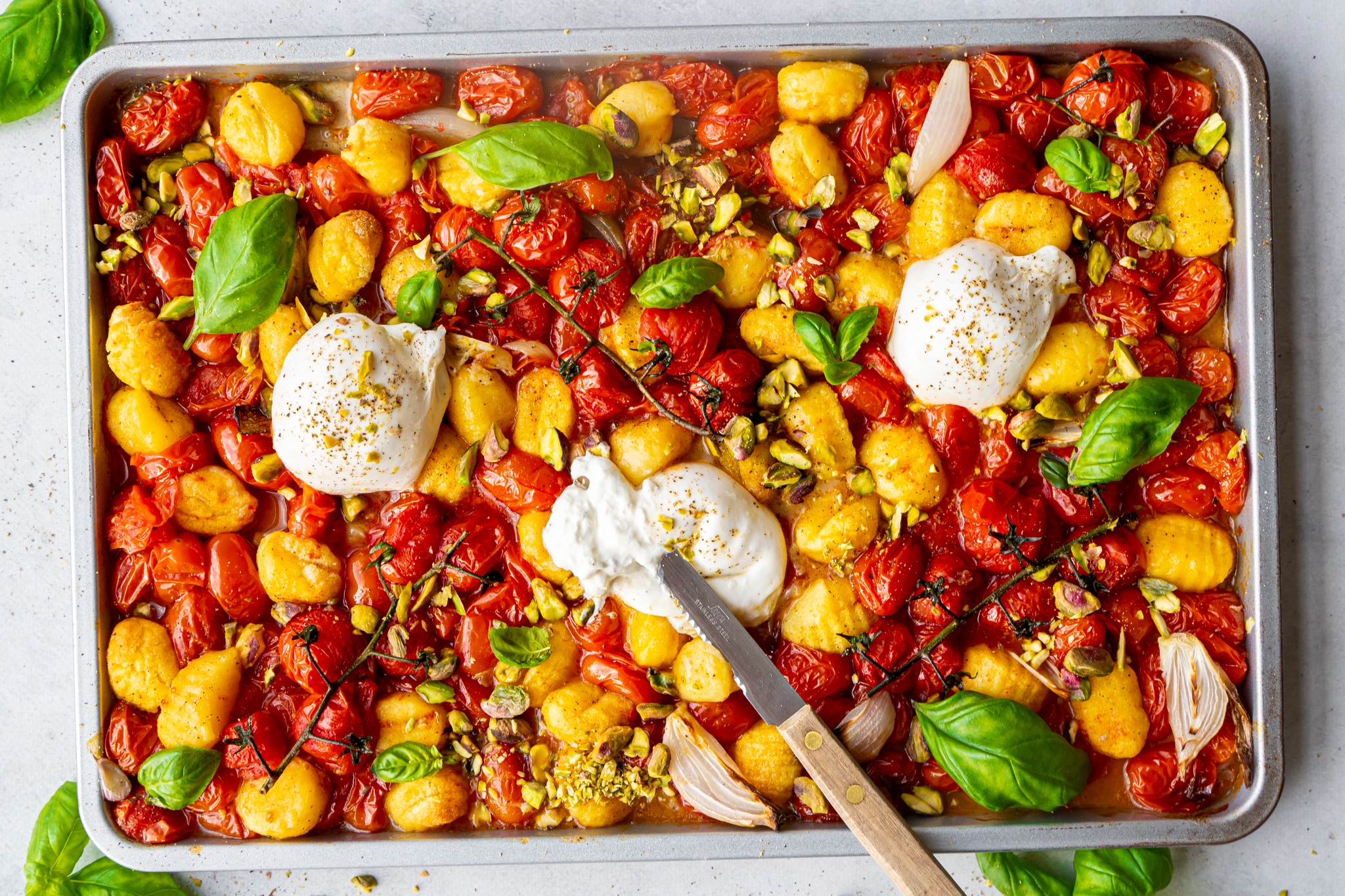 gnocchi traybake met kerstomaatjes, burrata en pistache