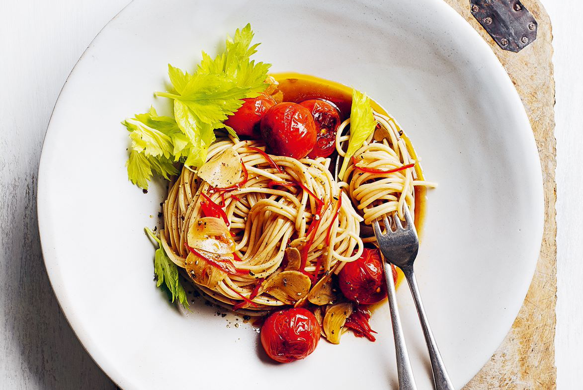 Pasta met bloody mary saus van Donna Hay Culy.nl