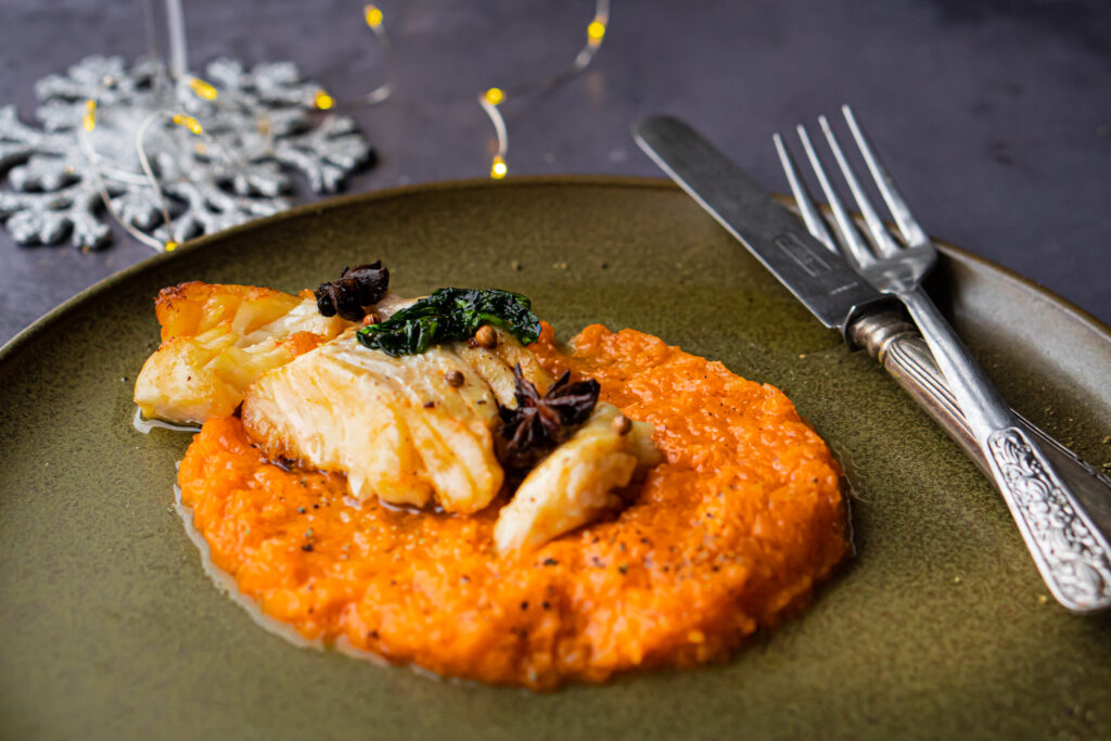 Gekonfijte kabeljauw met pompoenpuree (hoofdgerecht met vis voor kerst)