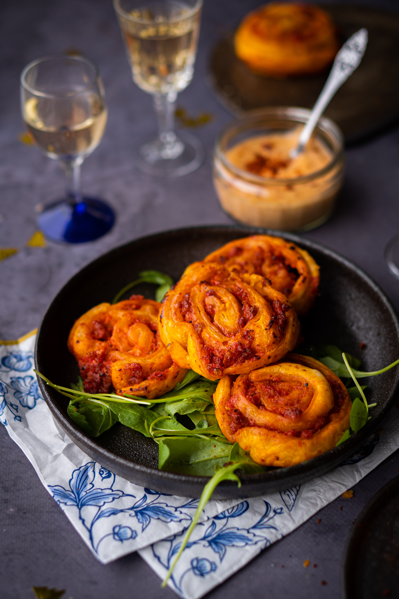 Bladerdeegrolletjes met chorizo, paprika en spicy aïoli Culy.nl