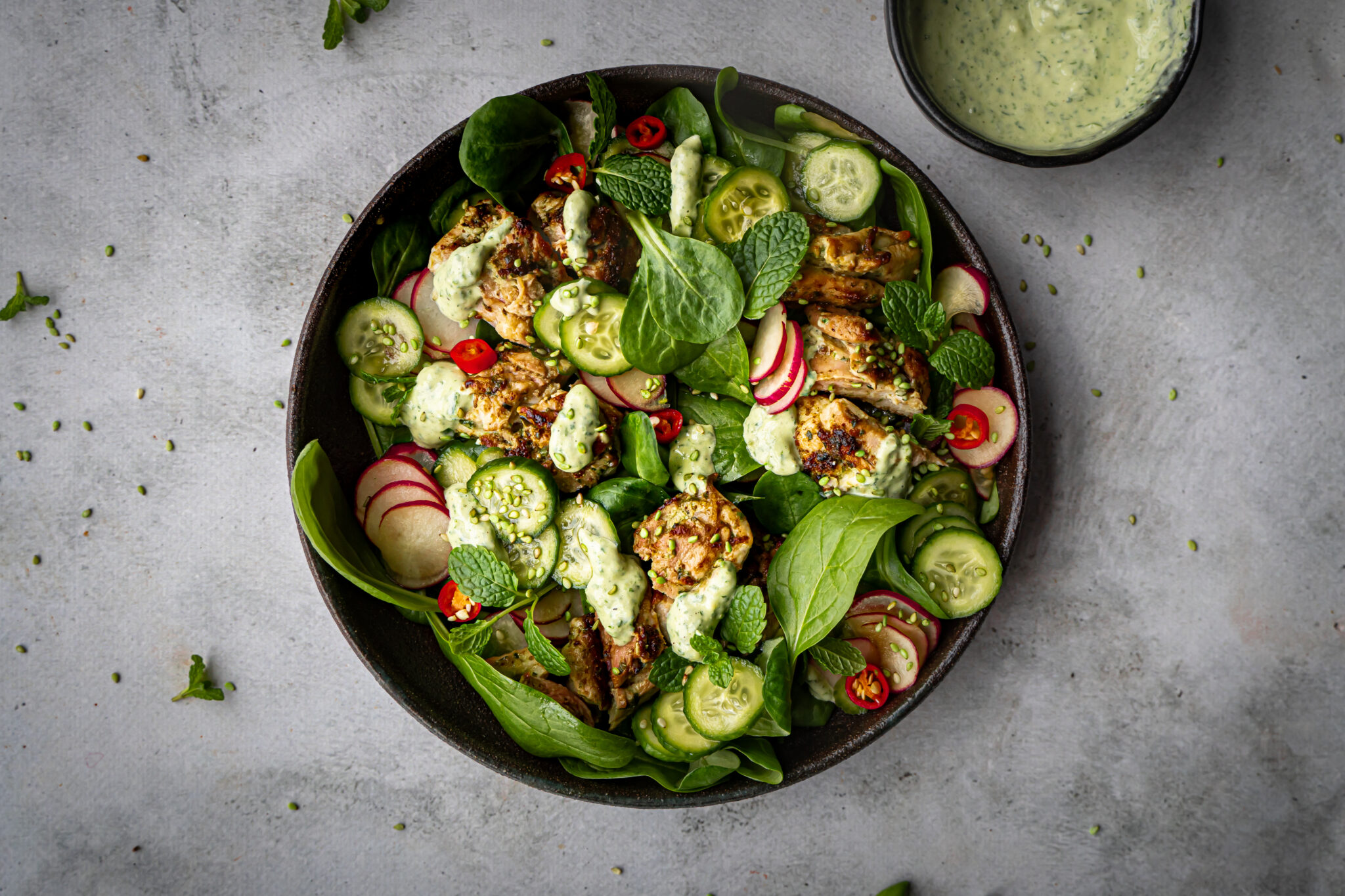 kip met green goddess dressing en groene salade