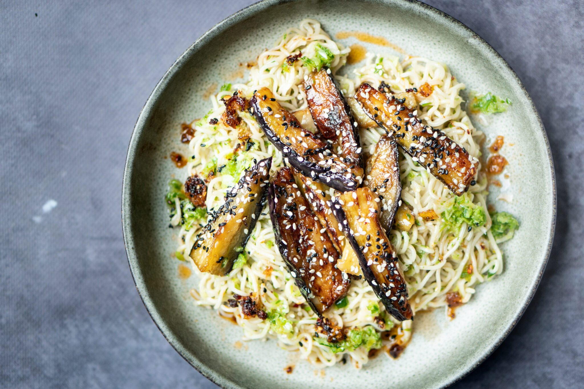 Vegan noodles met olie van aubergine