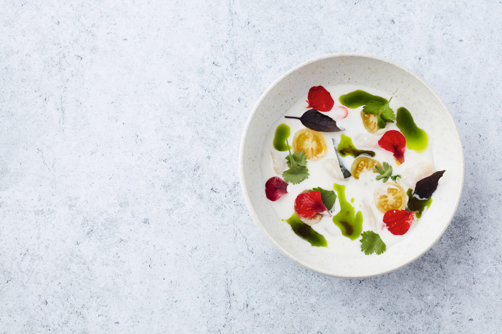 gemarineerde coquilles met kokosroom, tomaat en basilicum