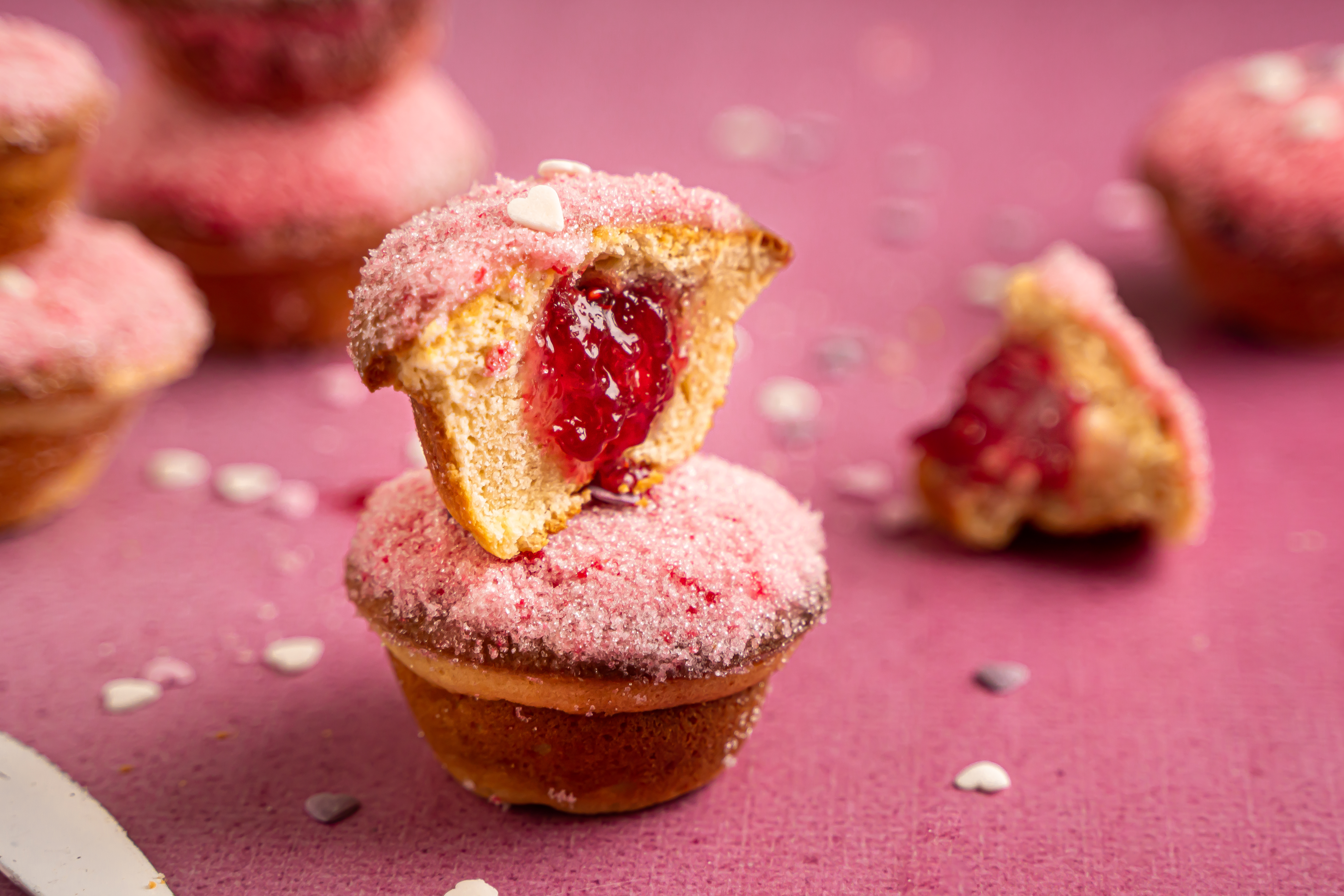 roze donutmuffins voor Valentijnsdag