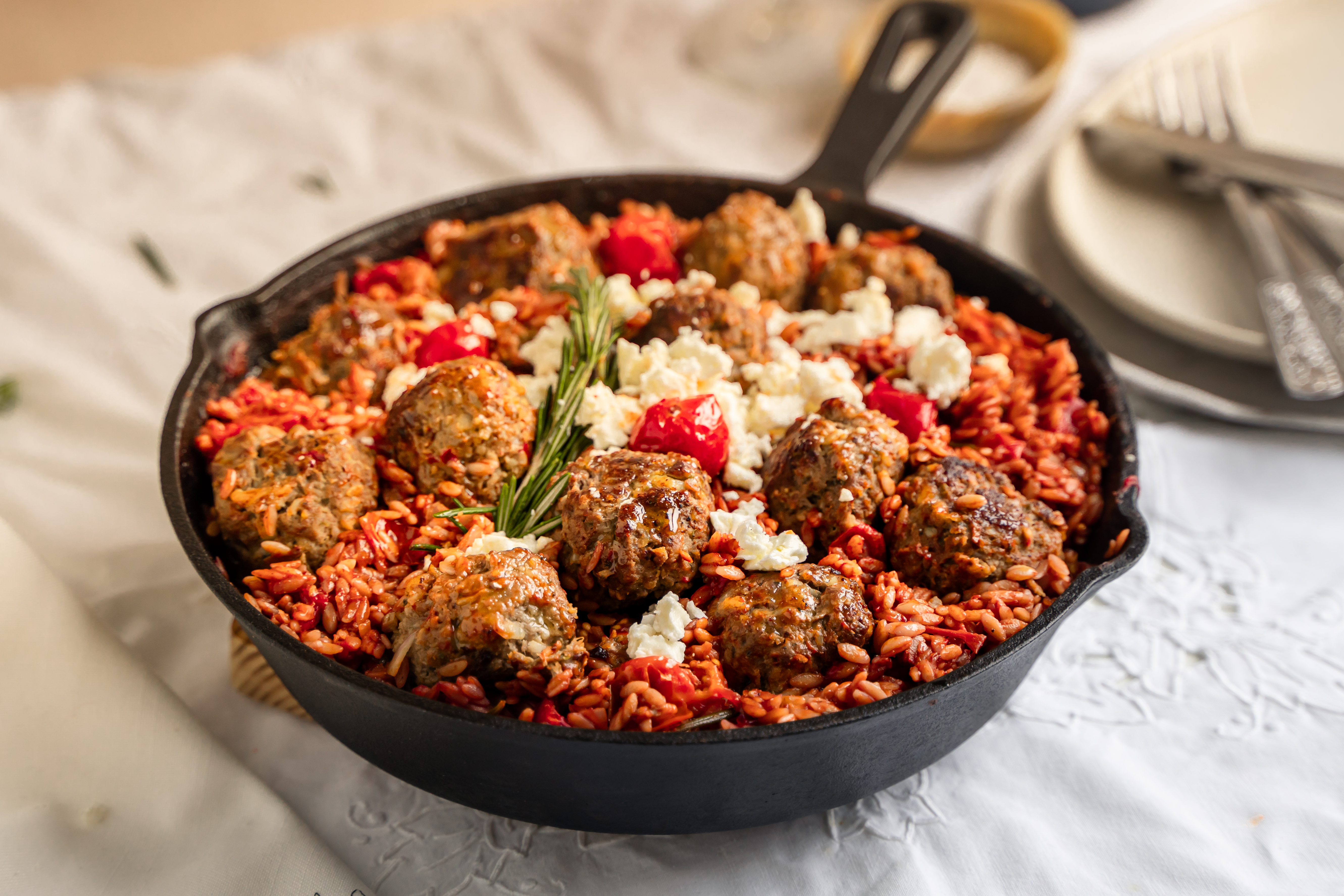 gehaktballen in rode wijnsaus met orzo en feta