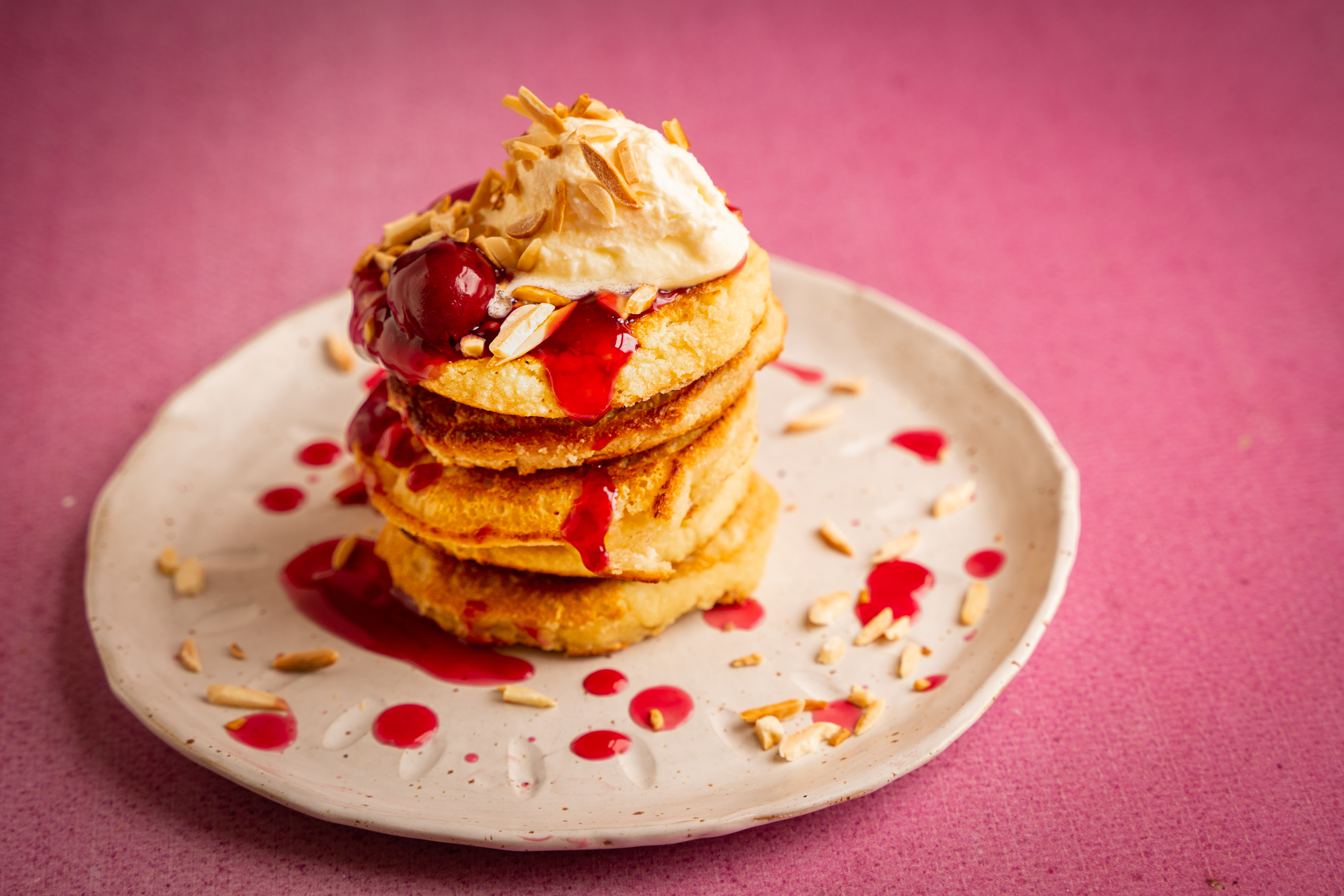 Pancakes recept: pancakes van amandelmeel met cognac en kersen