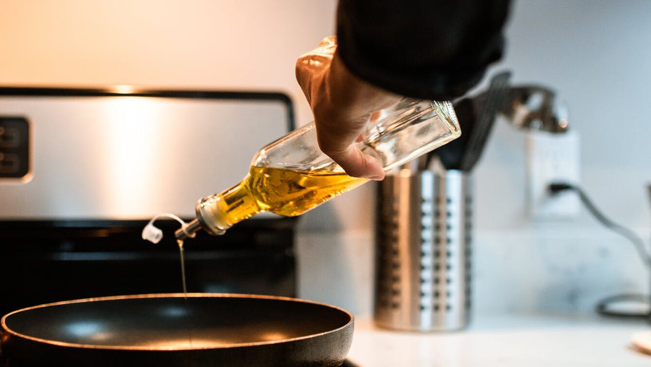 kok die een van de alternatieven voor zonnebloemolie gebruikt