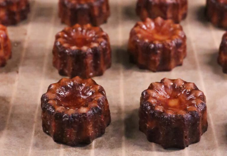 cannelés als voorbeeld van gebak in vegan bakkerijen