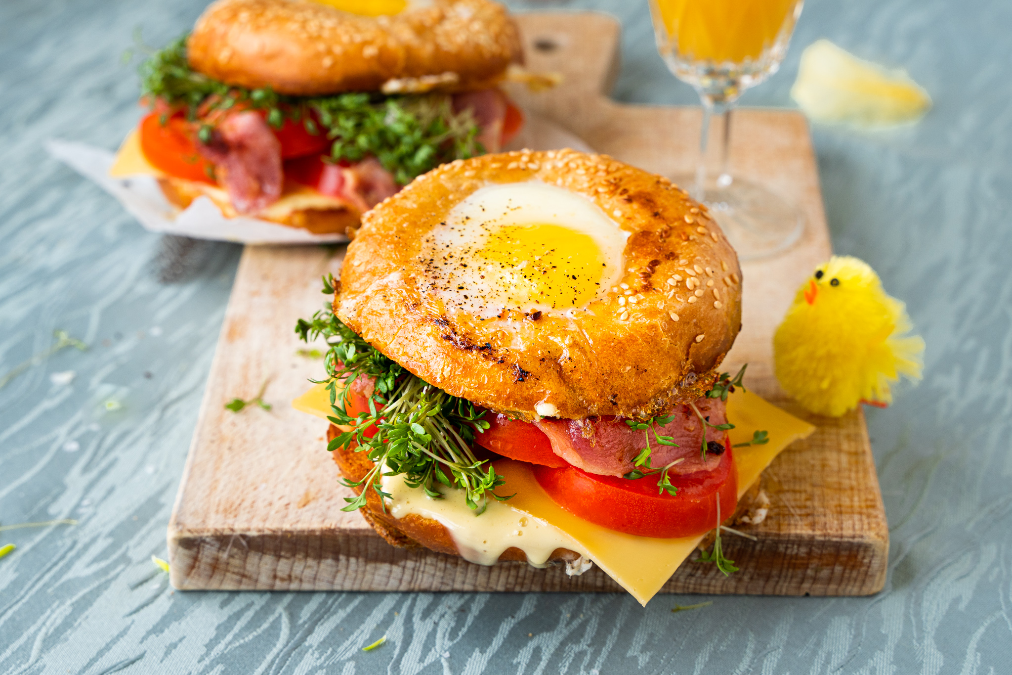 gevulde bagels met ei en bacon voor Pasen