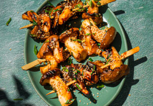 Vegan paddenstoelen yakitori van de barbecue