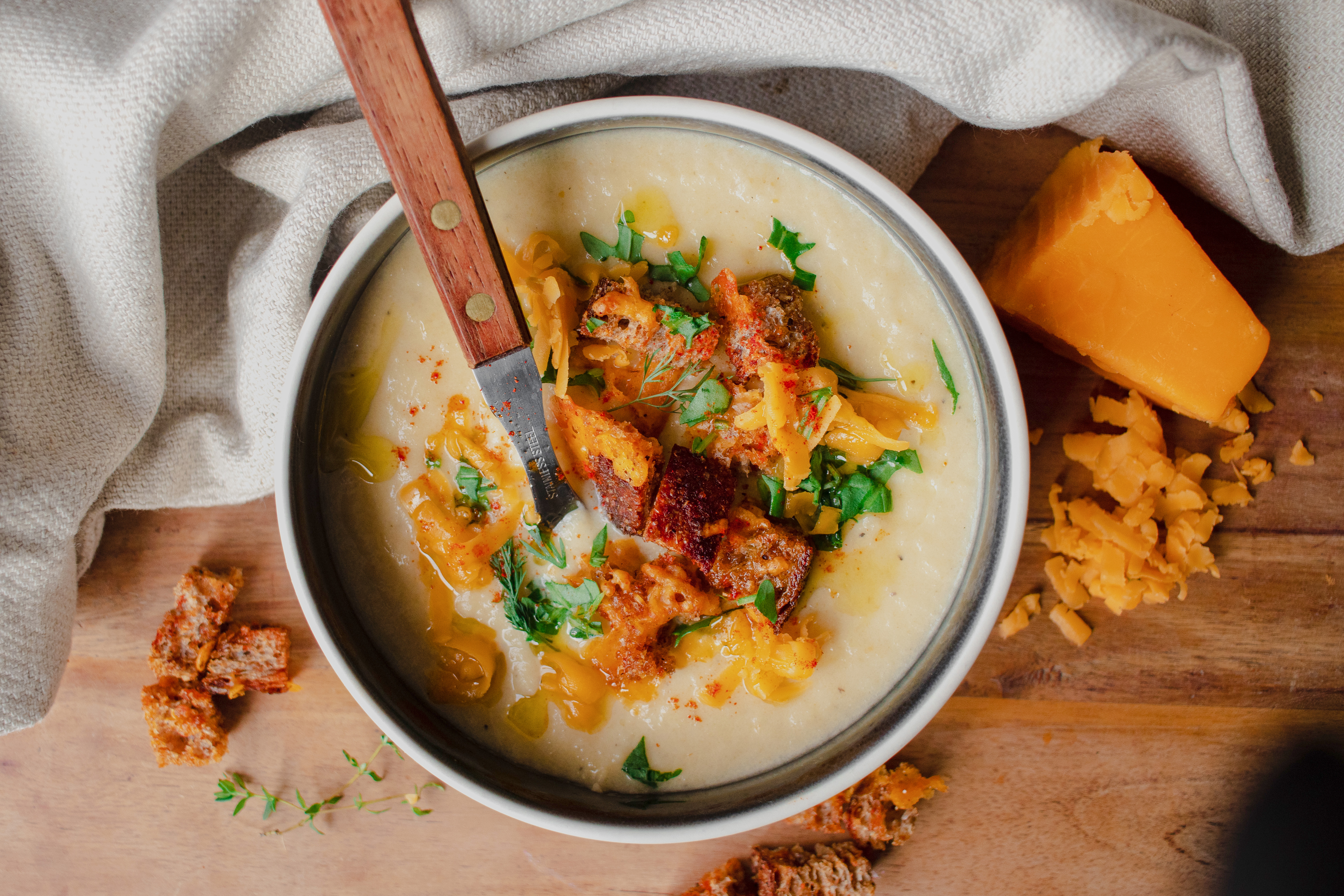 Bloemkoolsoep met prei en kaascroutons