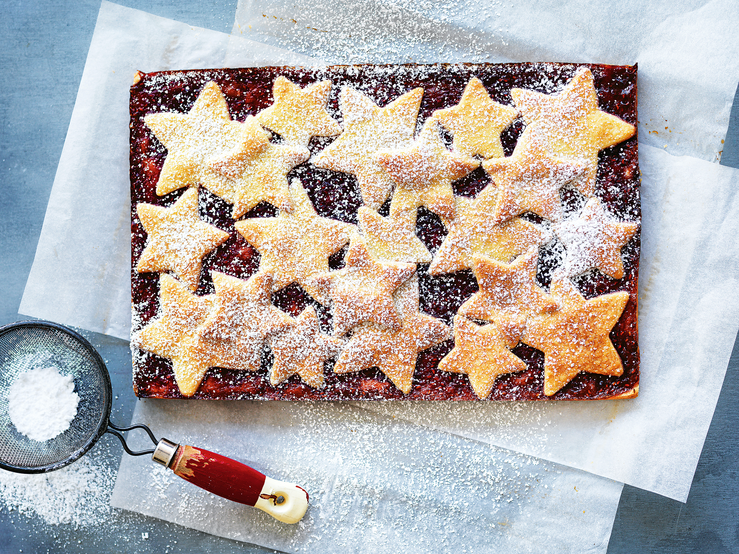 Plaatcake met frambozen en shortbread van Donna Hay