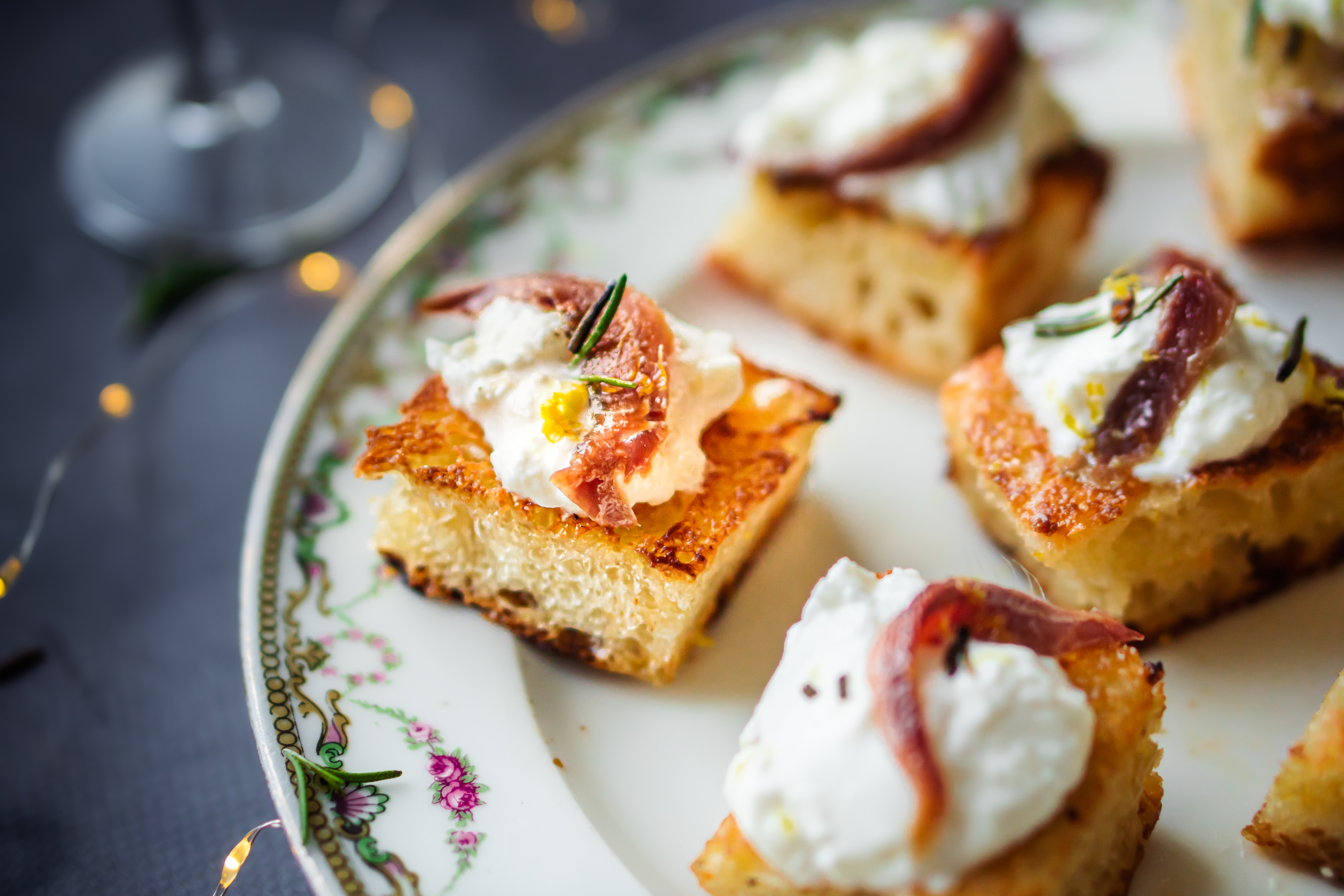 Kersthapjes met burrata, ansjovis en citroen