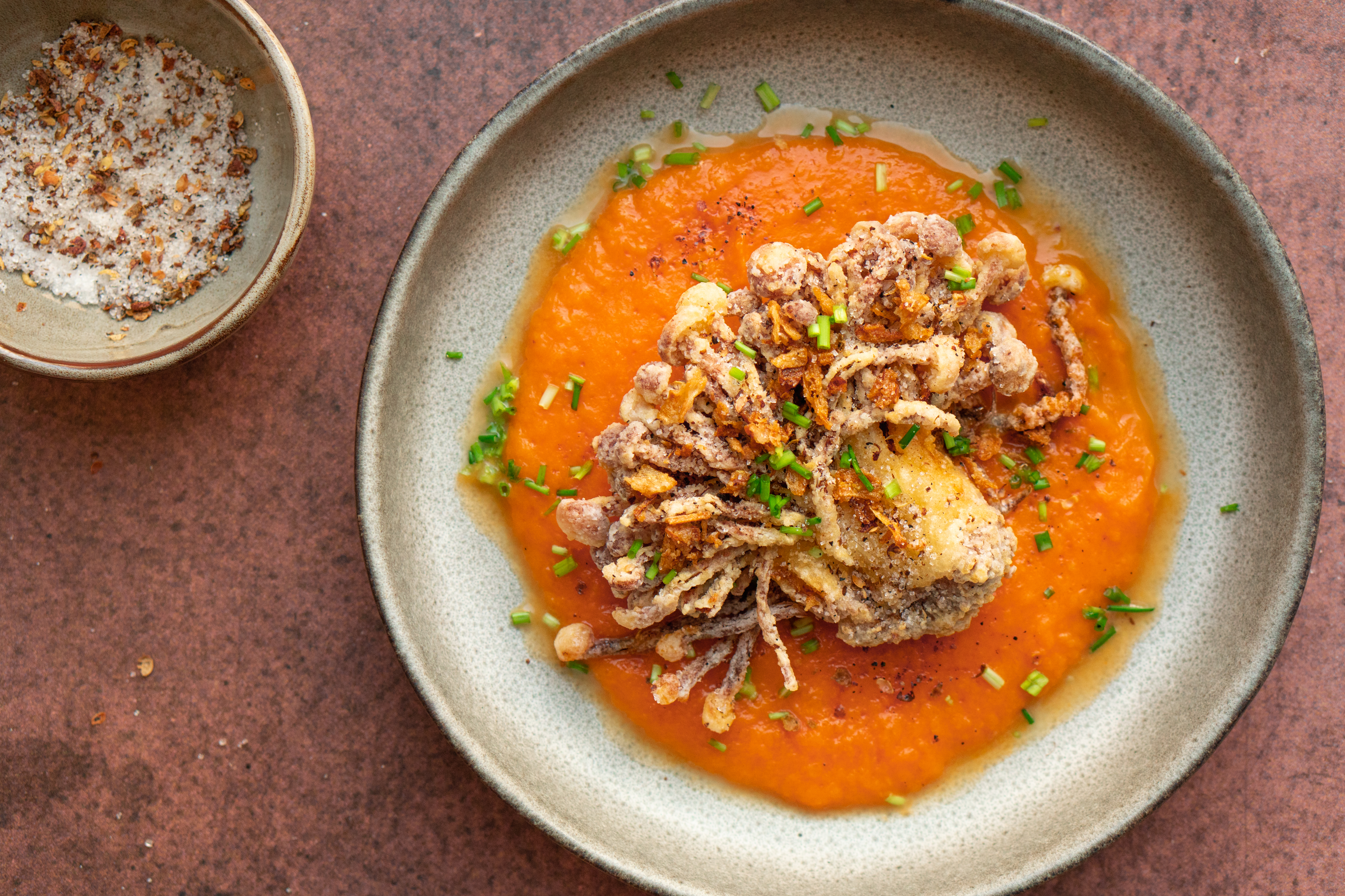 Gefrituurde enoki paddenstoelen