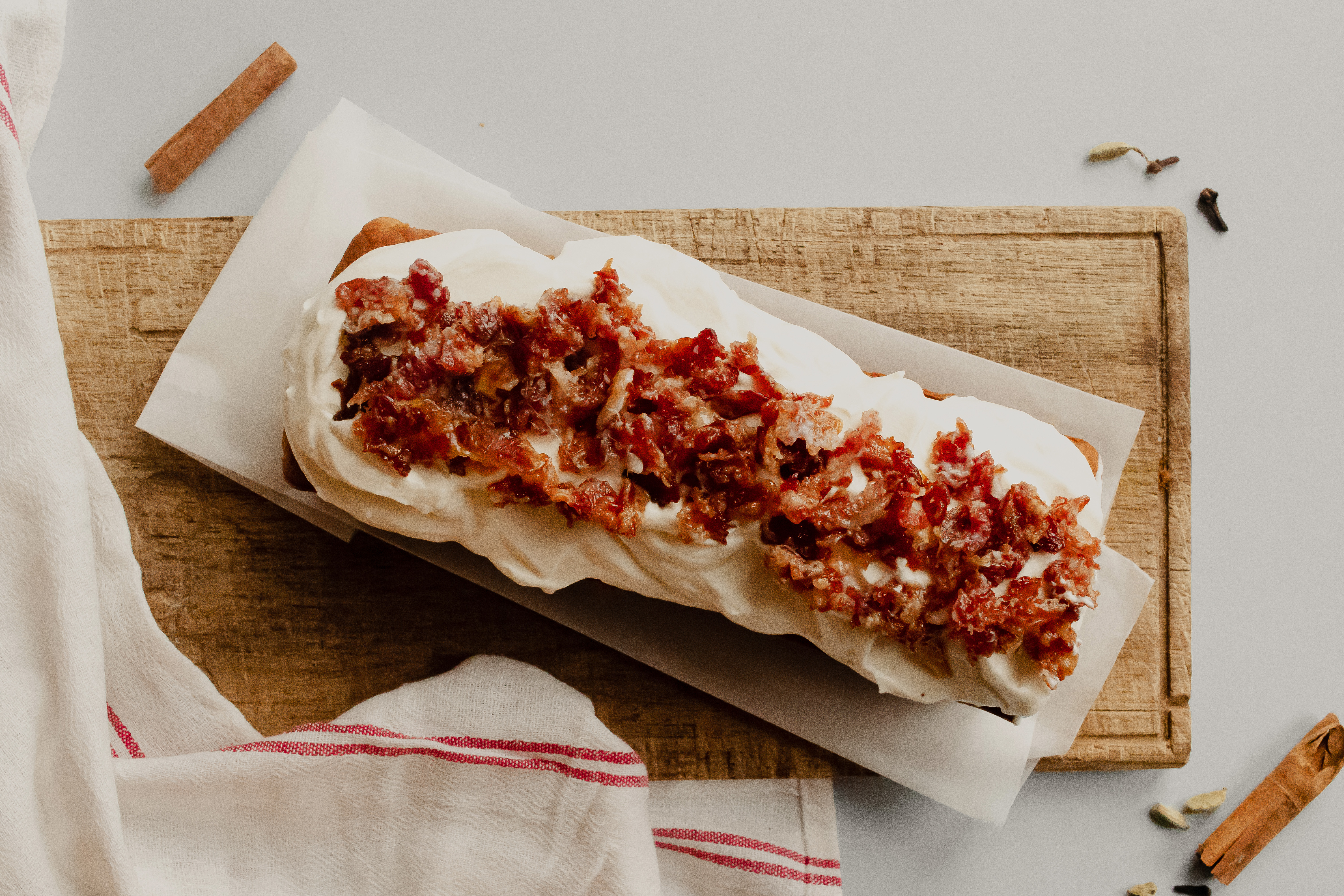 Gekruide pompoencake met roomkaasglazuur en gekarameliseerde bacon