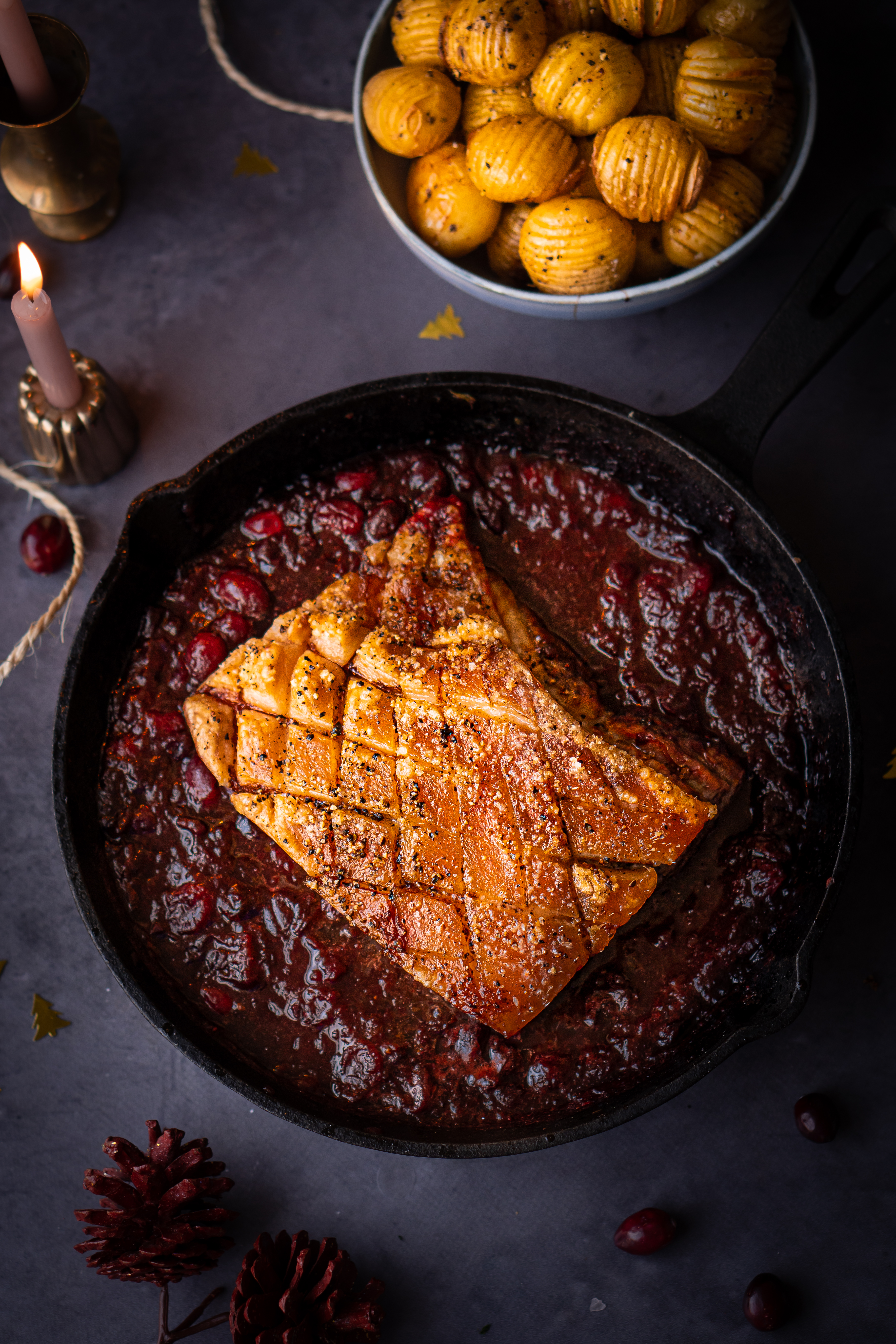 Buikspek uit de oven met cranberrysaus en krieltjes
