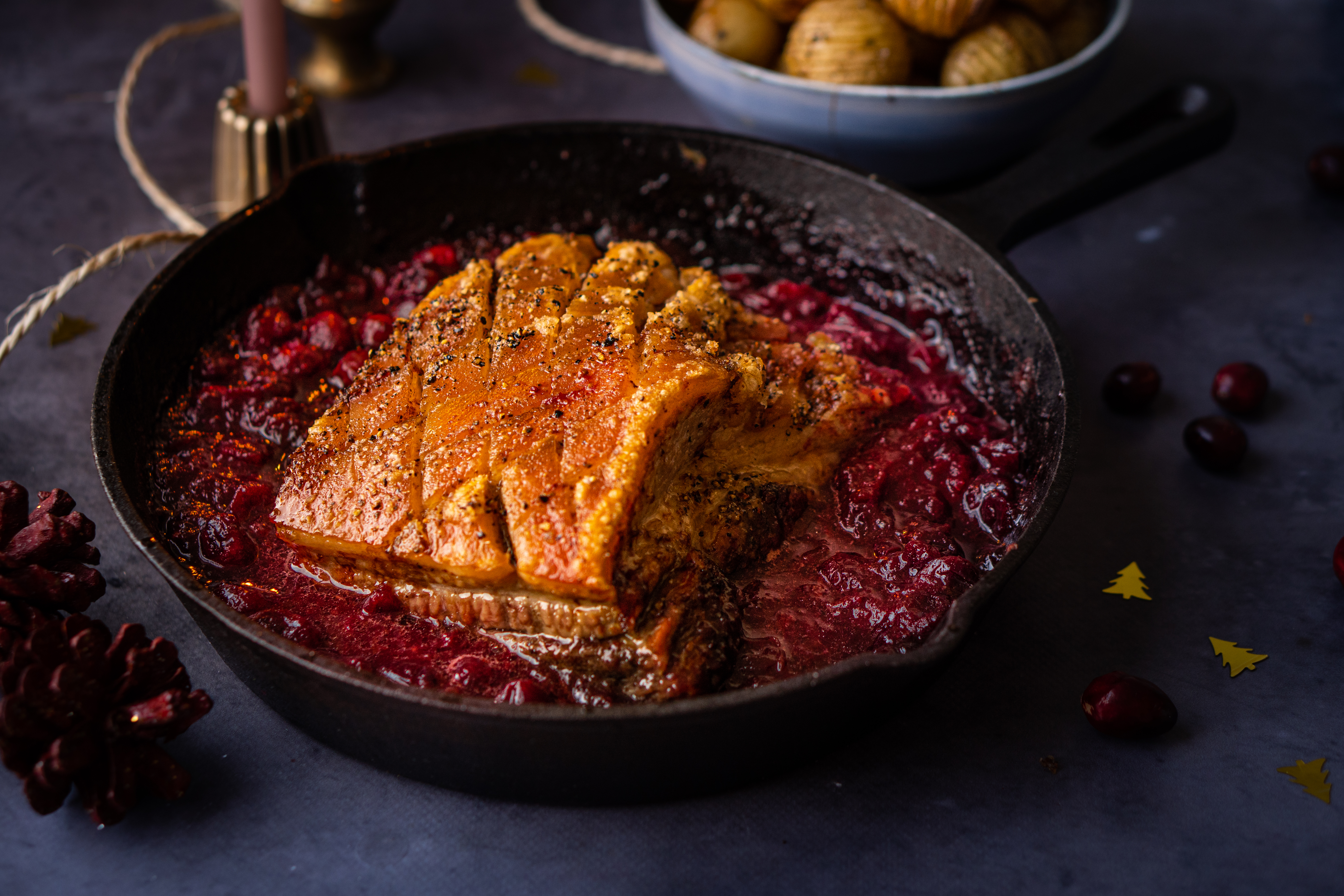 Buikspek uit de oven met cranberrysaus en krieltjes