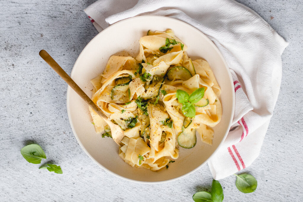 Vegan pappardelle met romige saus van courgette