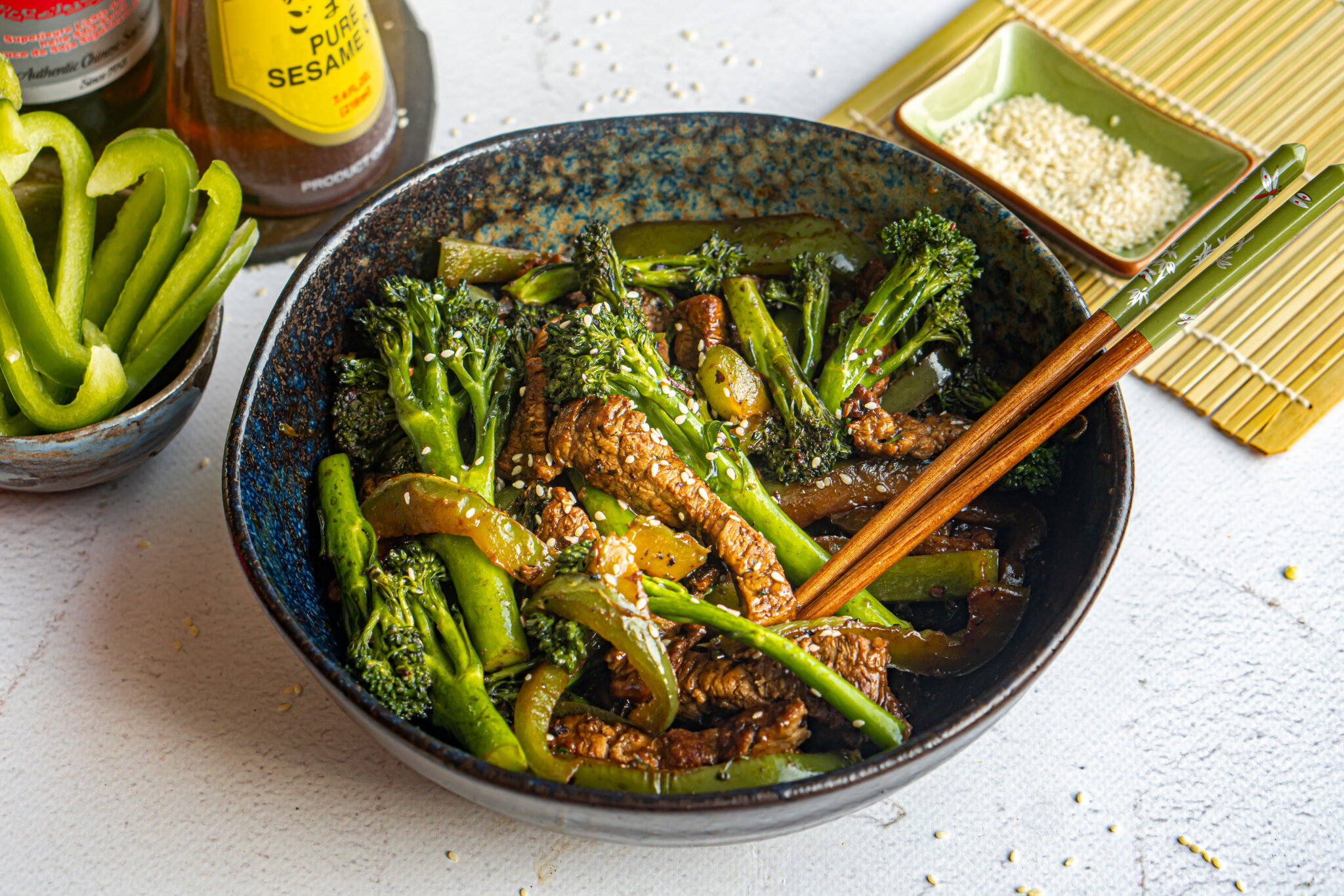 Simpele wokmaaltijd met biefstuk, groene paprika en bimi