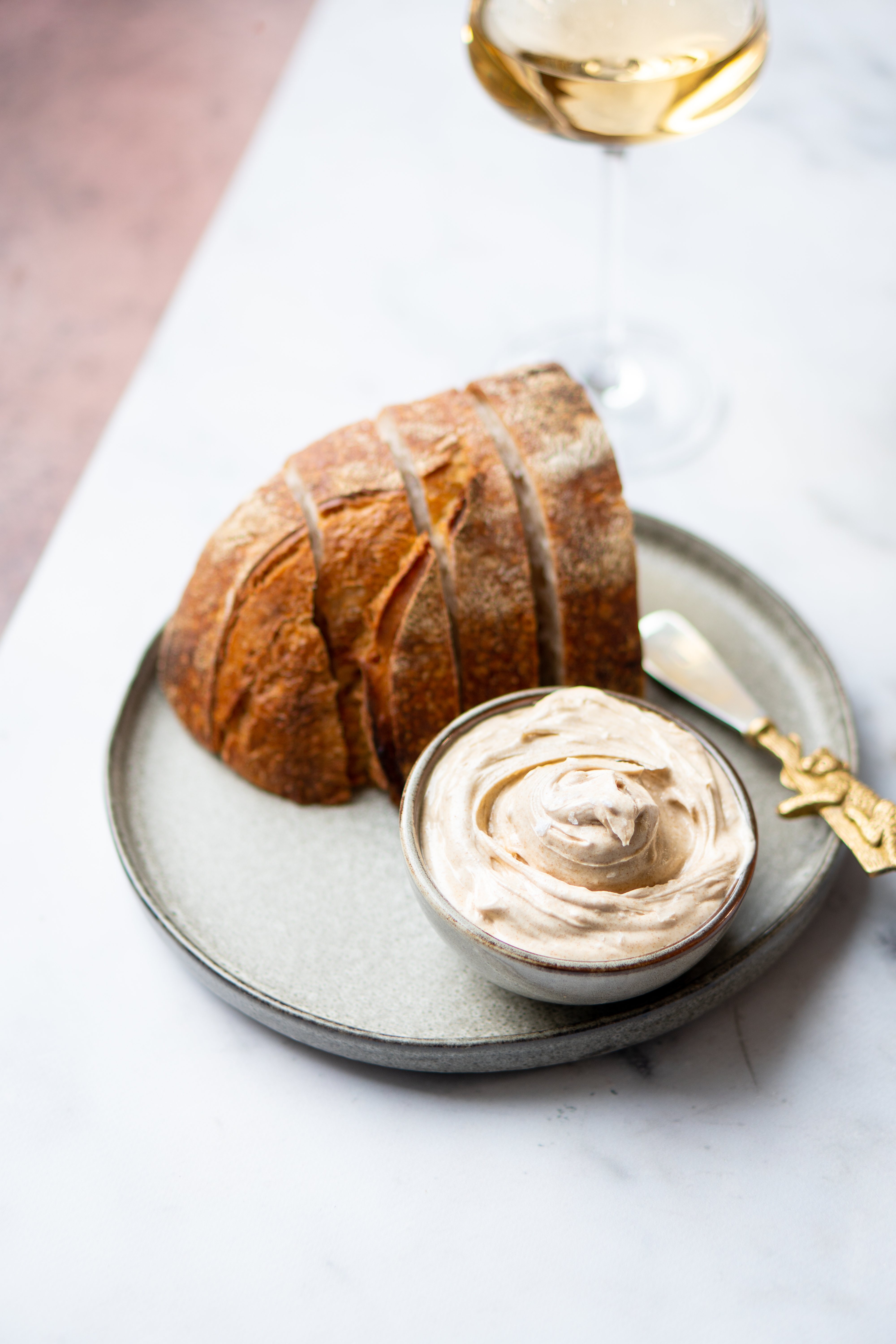 Opgeklopte bruine boter