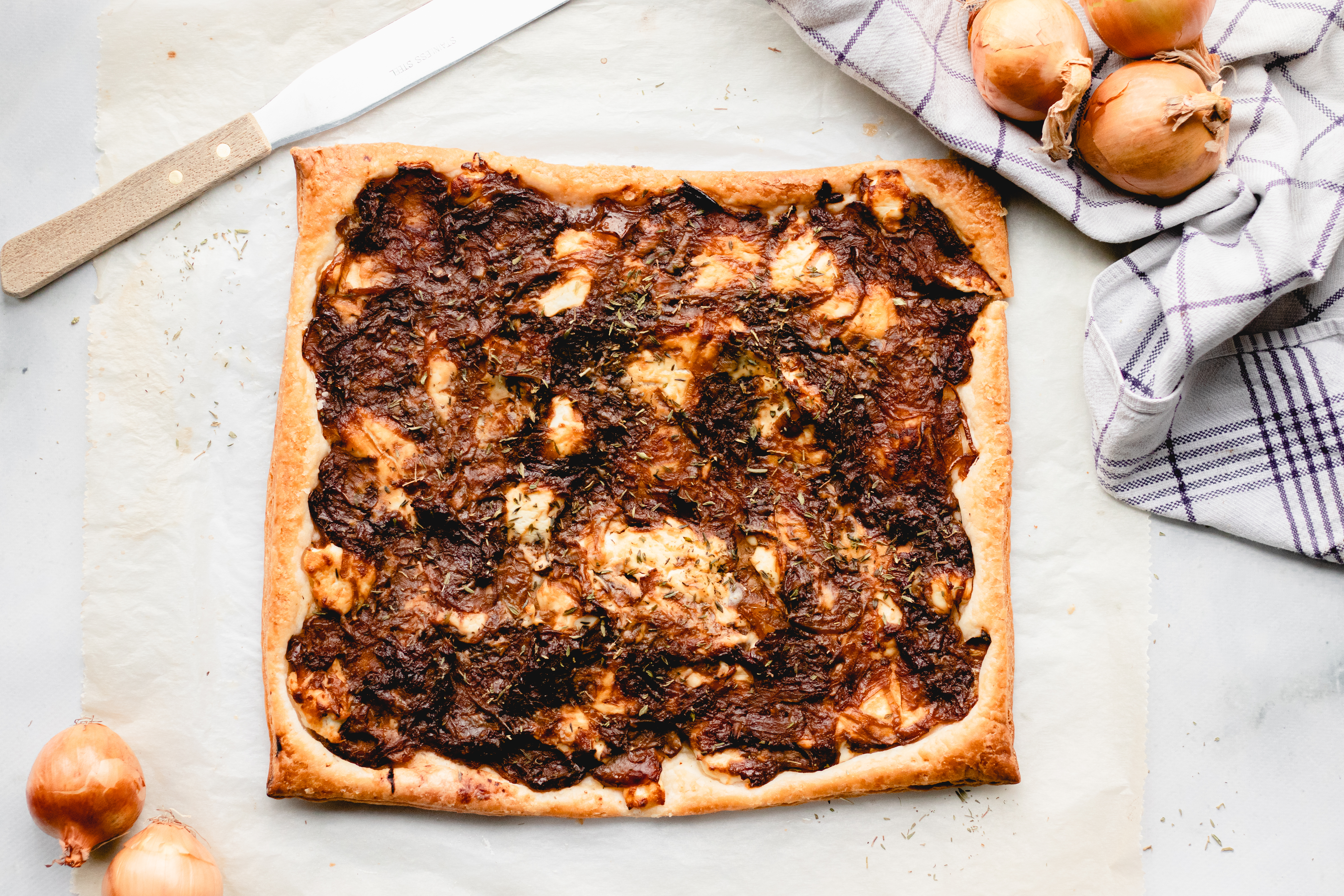 Uientaart van gekaramelliseerde uien, bladerdeeg en geitenkaas | weekmenu | wat eten we vandaag | week 33