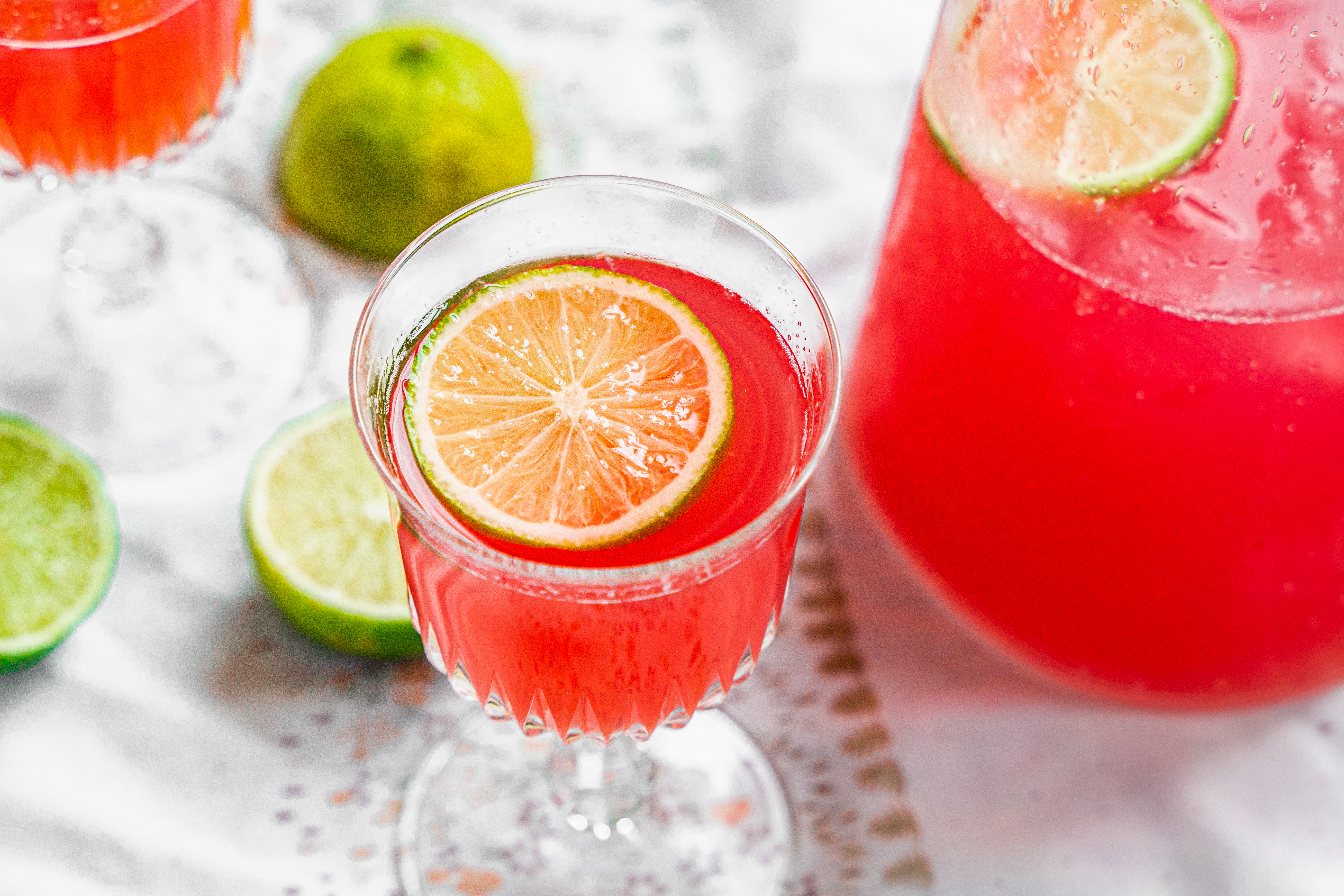 Makkelijke limonade met rabarber, limoen en gember