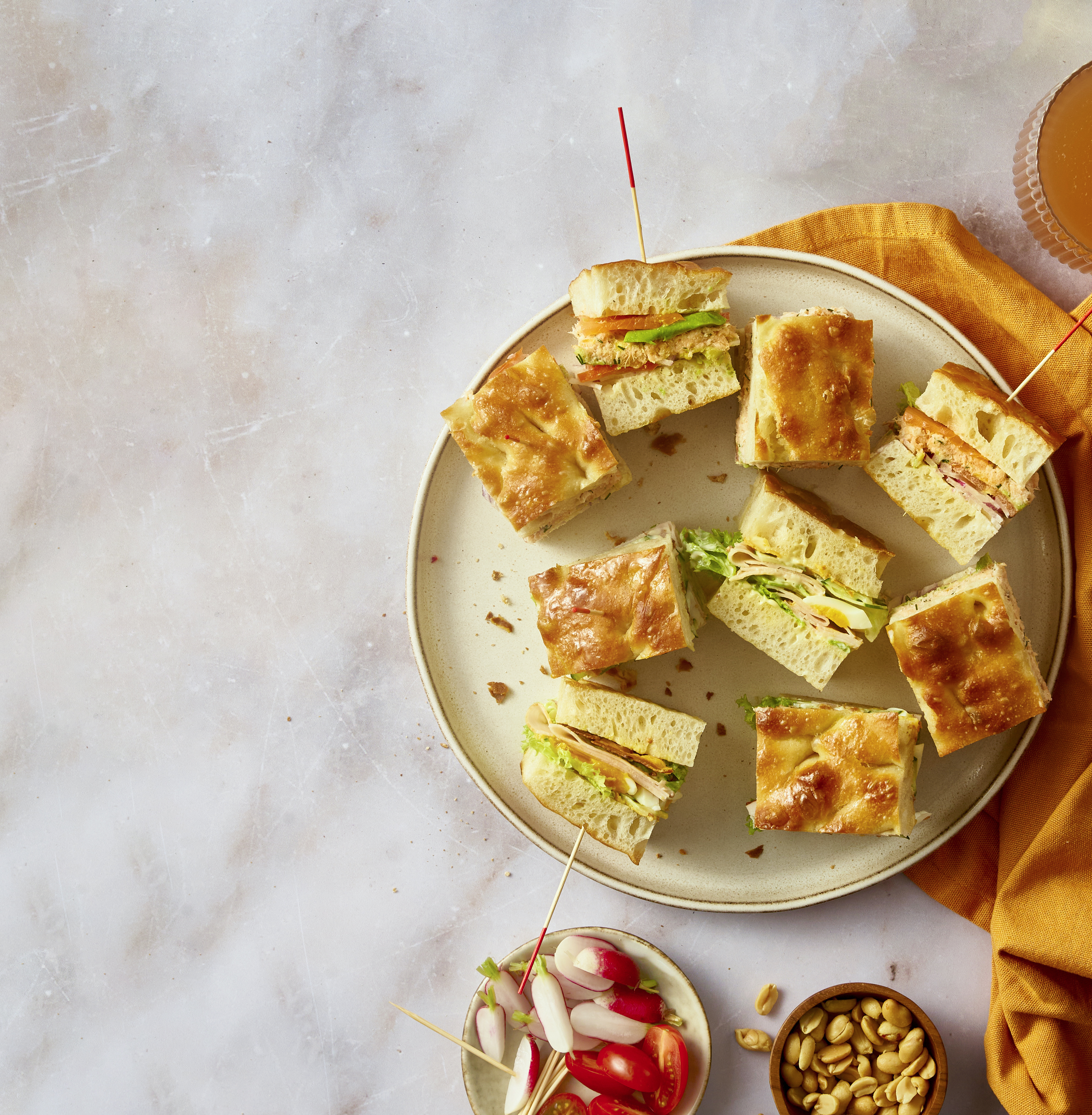 Zelfgemaakt borrelbrood bite size sandwiches