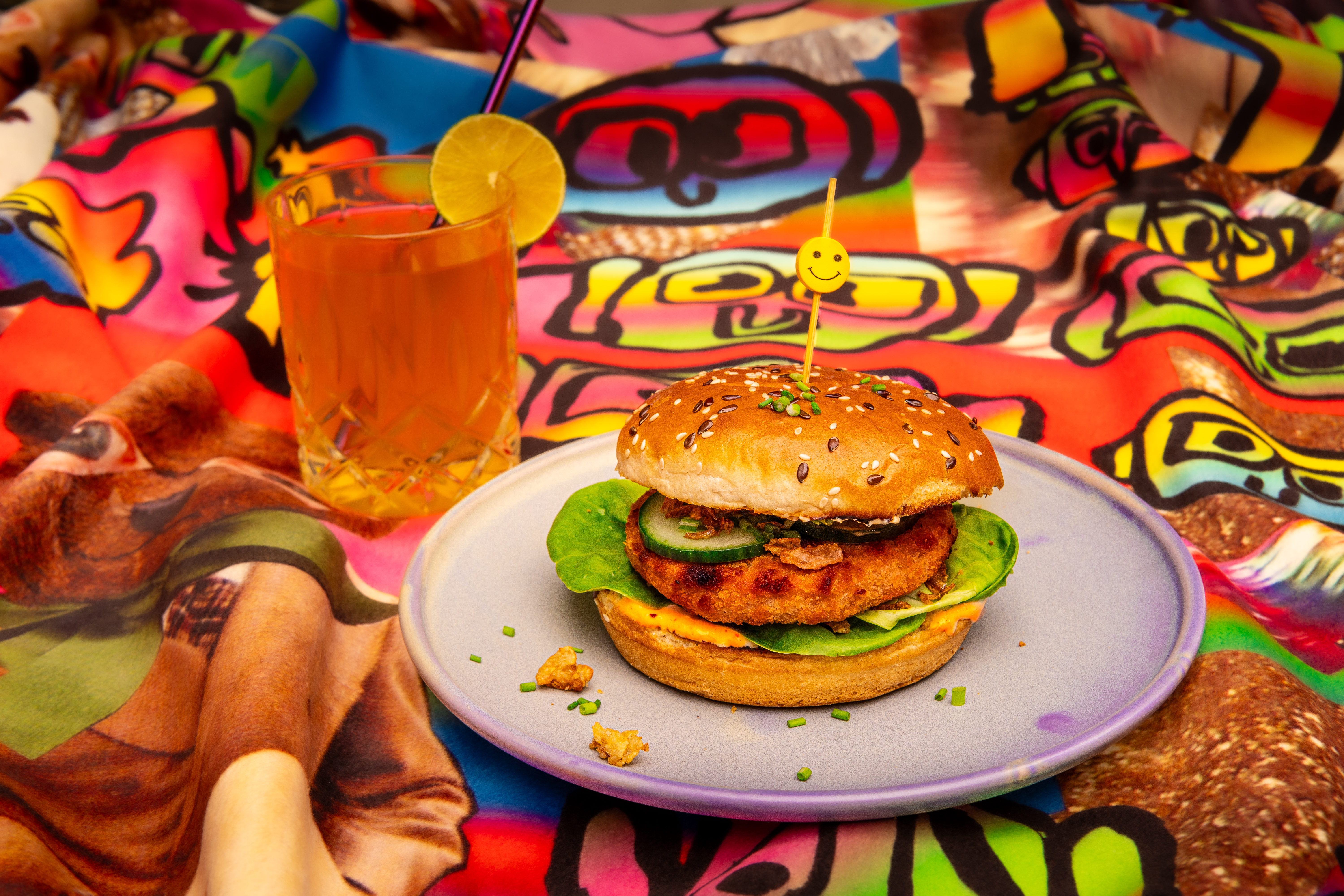 Vegan kipburger van de barbecue