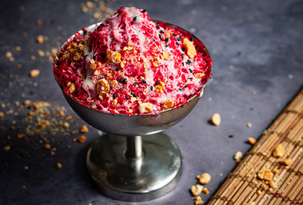 Snel schaafijs maken van aardbeien met gecondenseerde melk - Culy