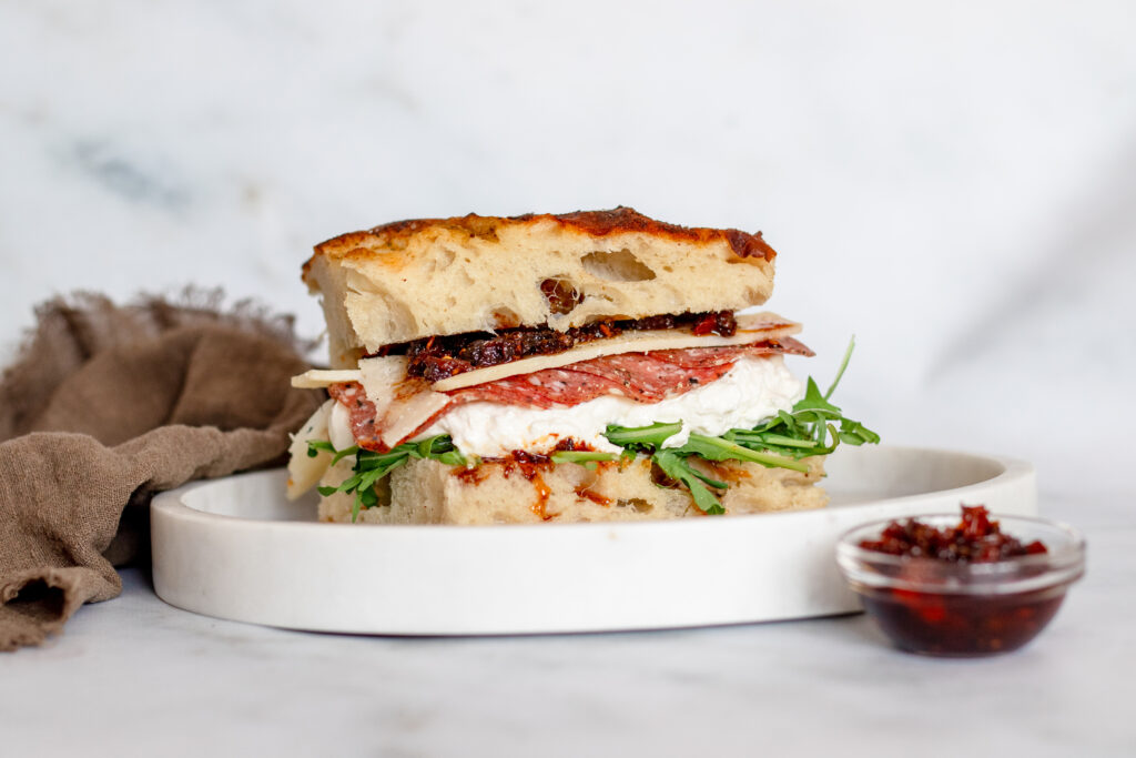 Italiaans broodje met pikante salami en burrata Culy