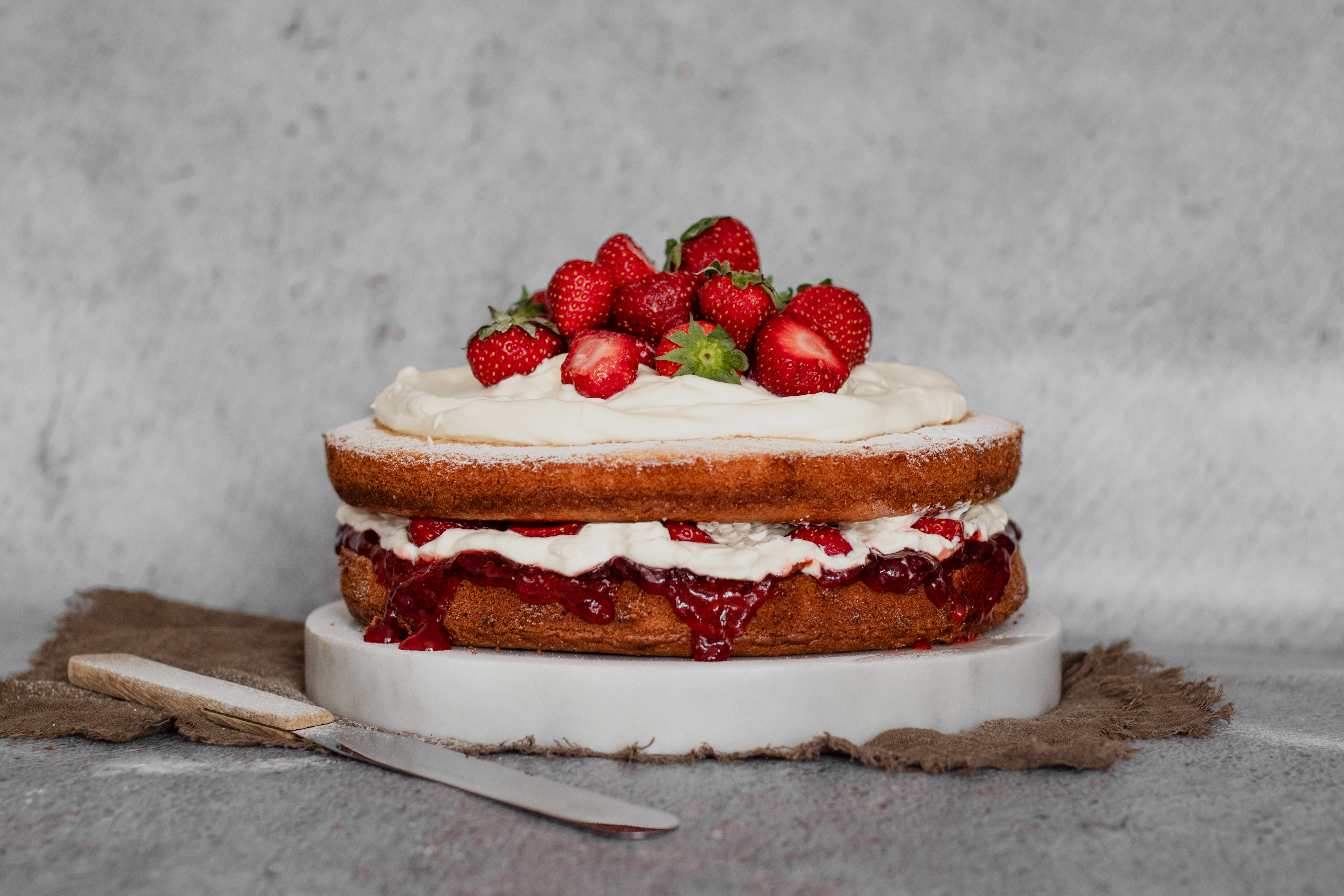 victoria sponge cake / aardbeientaart | taart aansnijden
