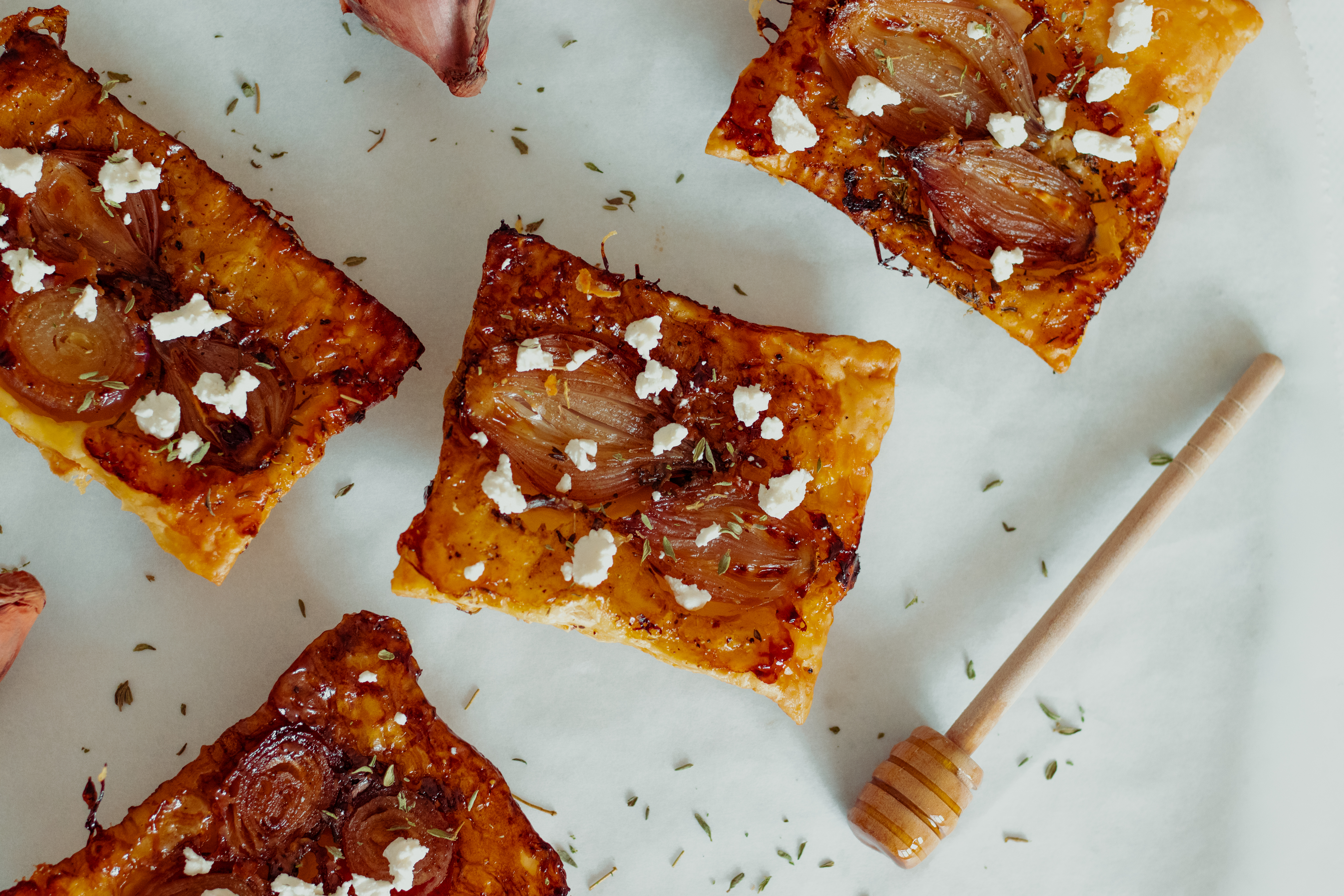 bladerdeegtaartjes met uien / uien tarte tatin hack