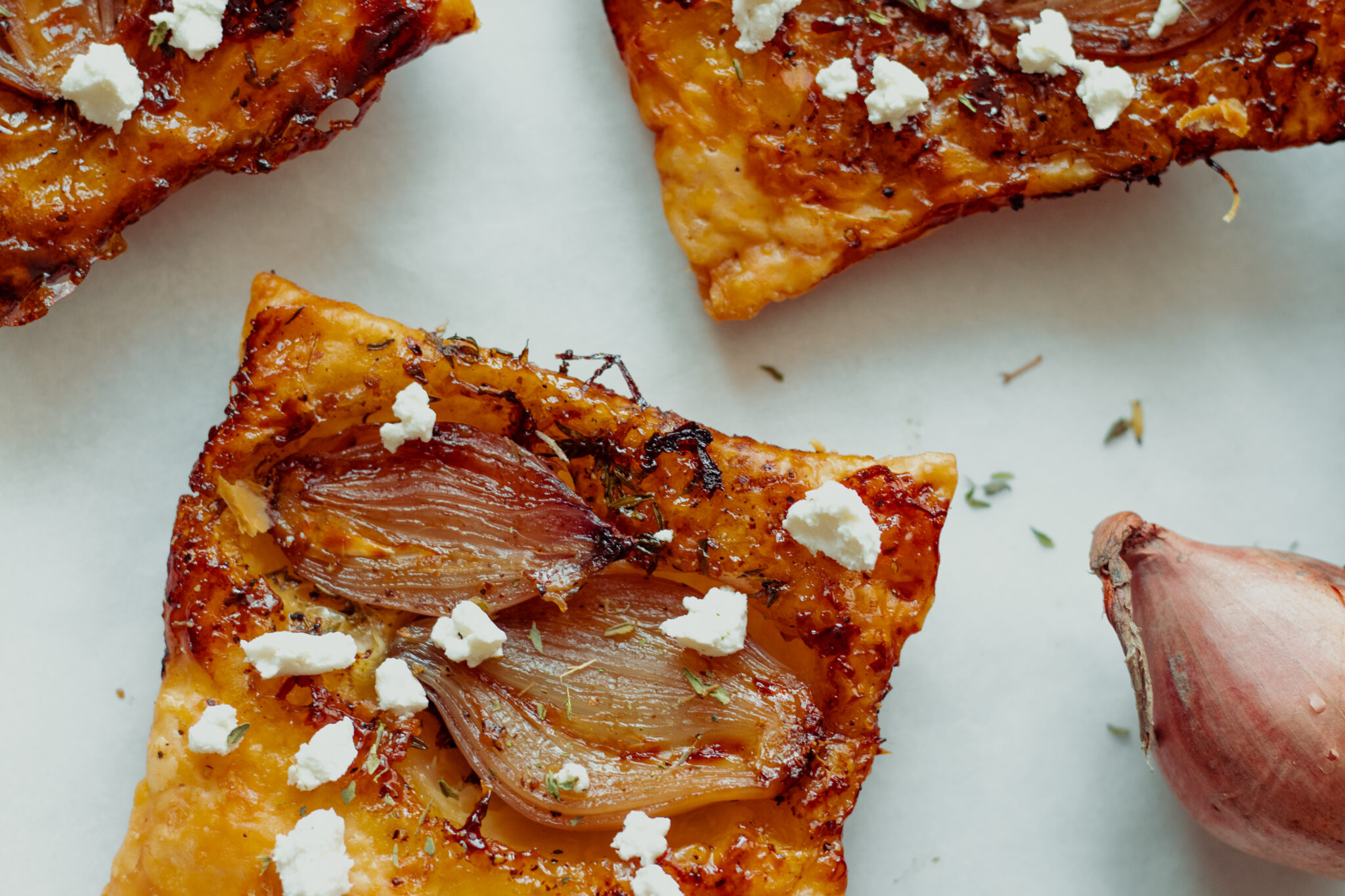 bladerdeegtaartjes met uien / uien tarte tatin hack