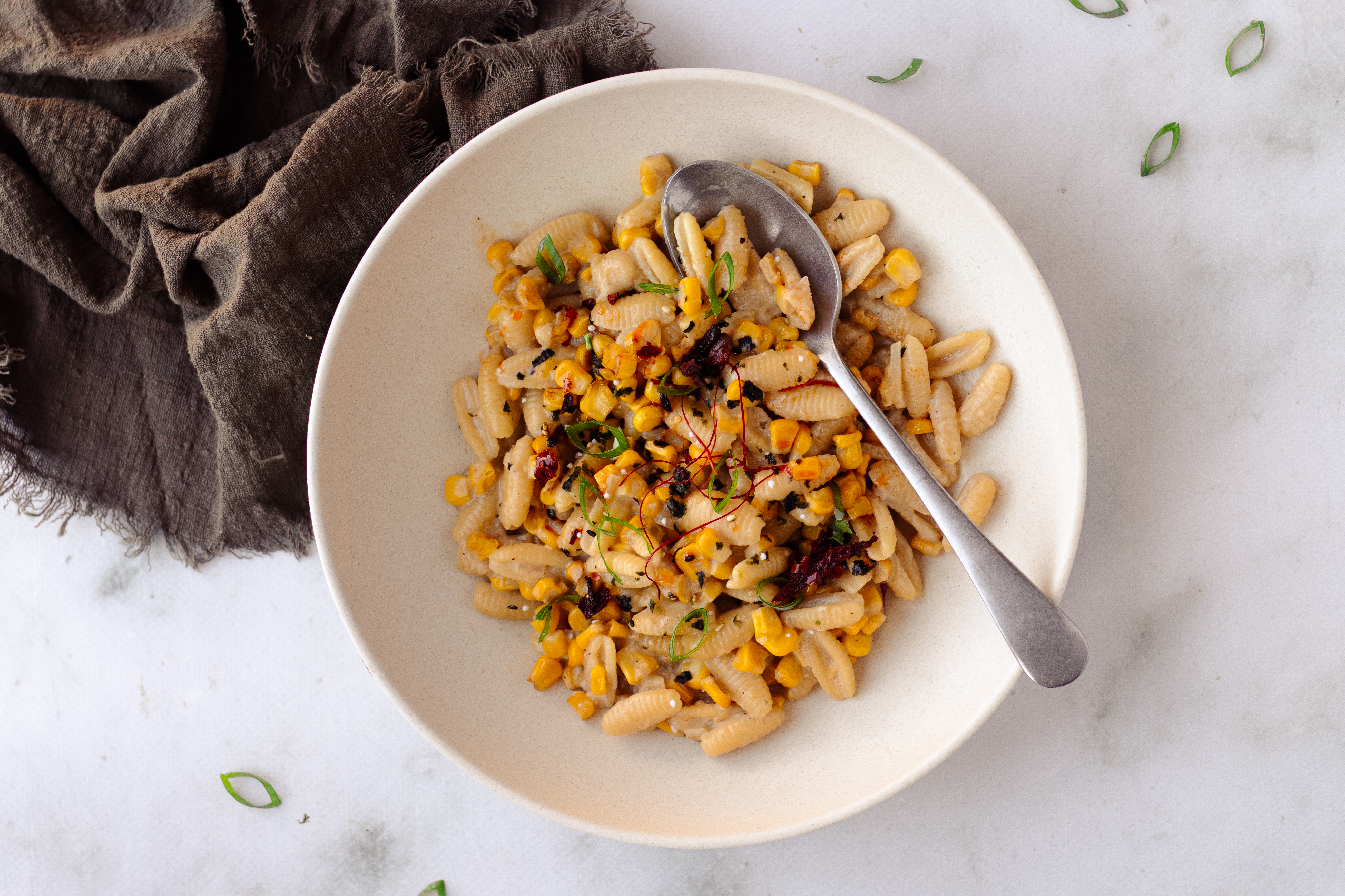 pasta met mais romige misosaus en chiliolie